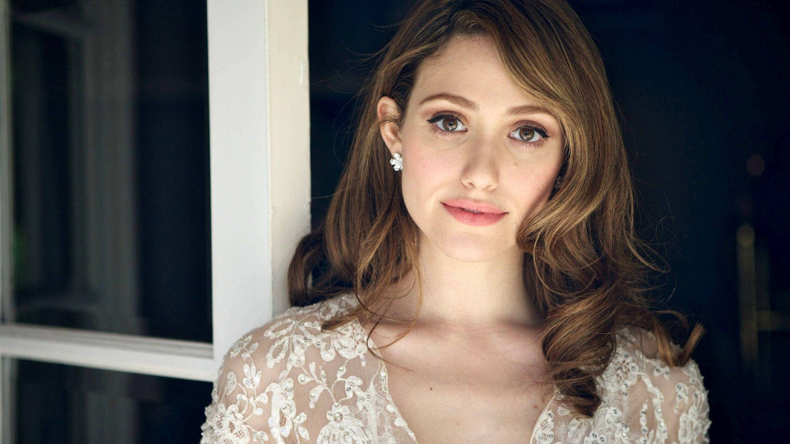Emmy Rossum, lace gown, white lace top, 2K Desktop Wallpaper