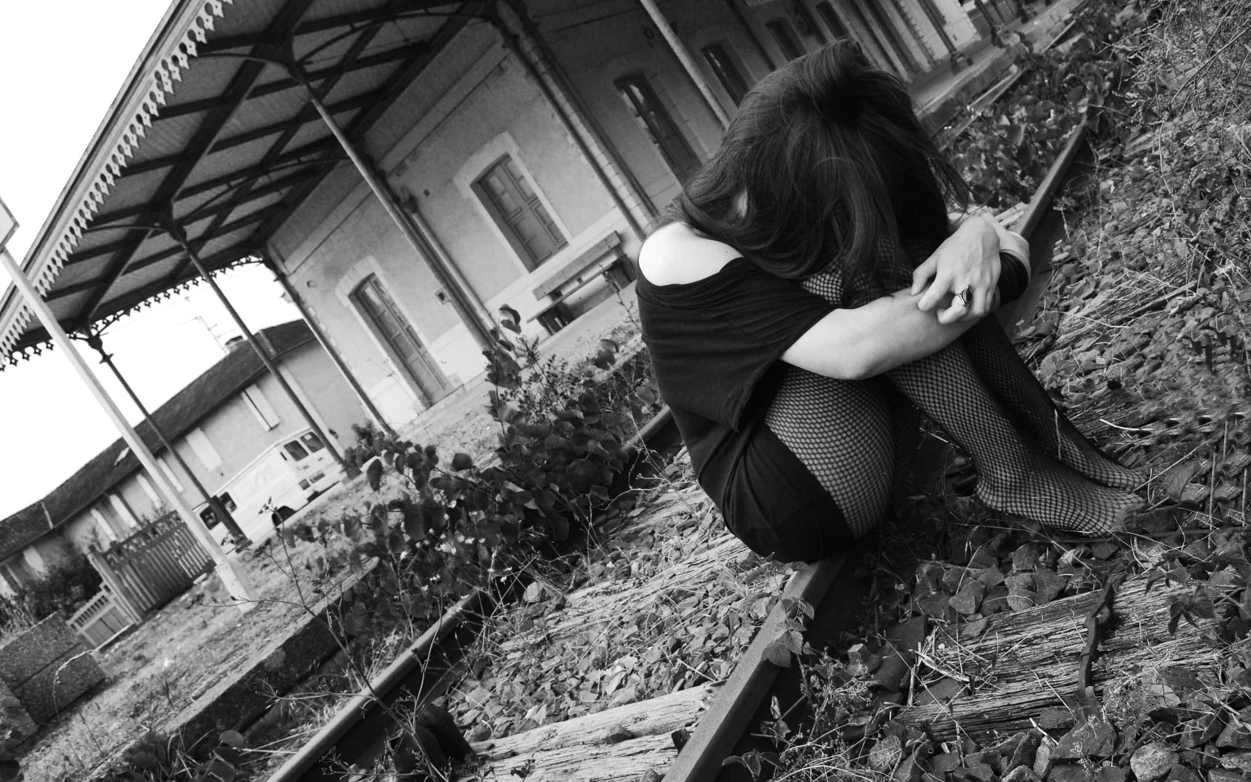 Emo Girl, train tracks, derelict station, 2K Desktop Wallpaper