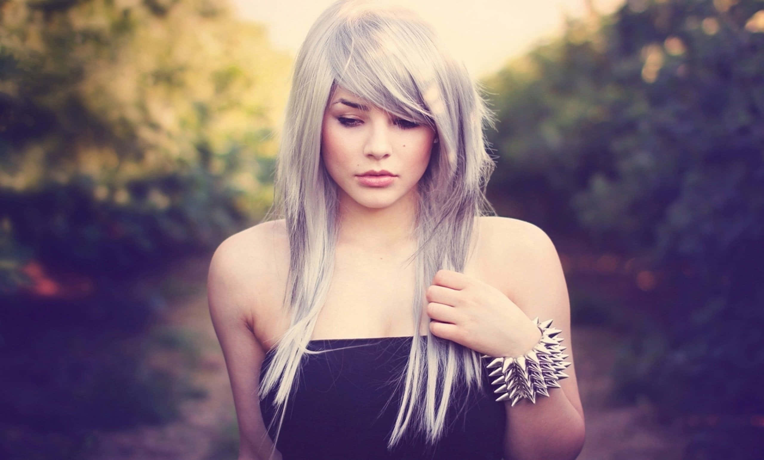Emo Girl, silver hair, spiked bracelet, 2K Desktop Wallpaper