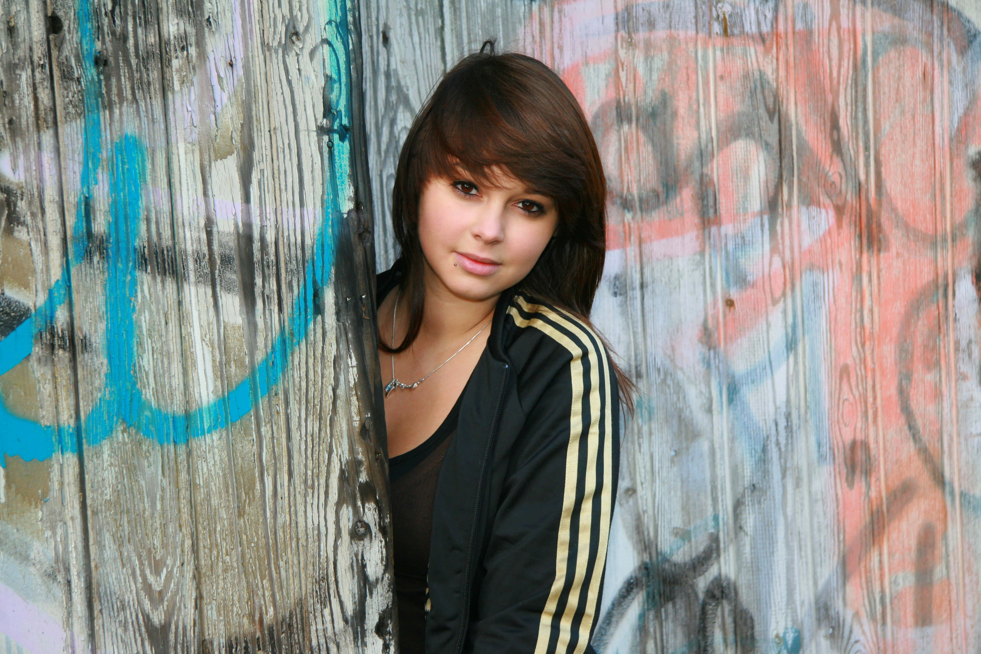 teen girl model, emo hair, brown hair, 4K Desktop Wallpaper