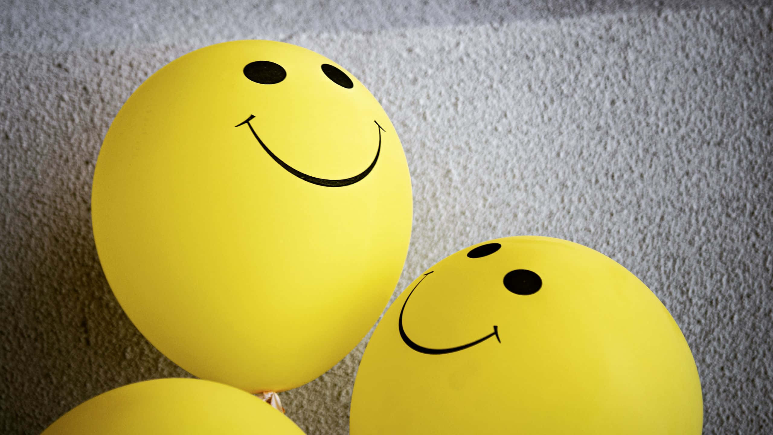 smile emoji, yellow, smiley face balloons, 2K Desktop Wallpaper