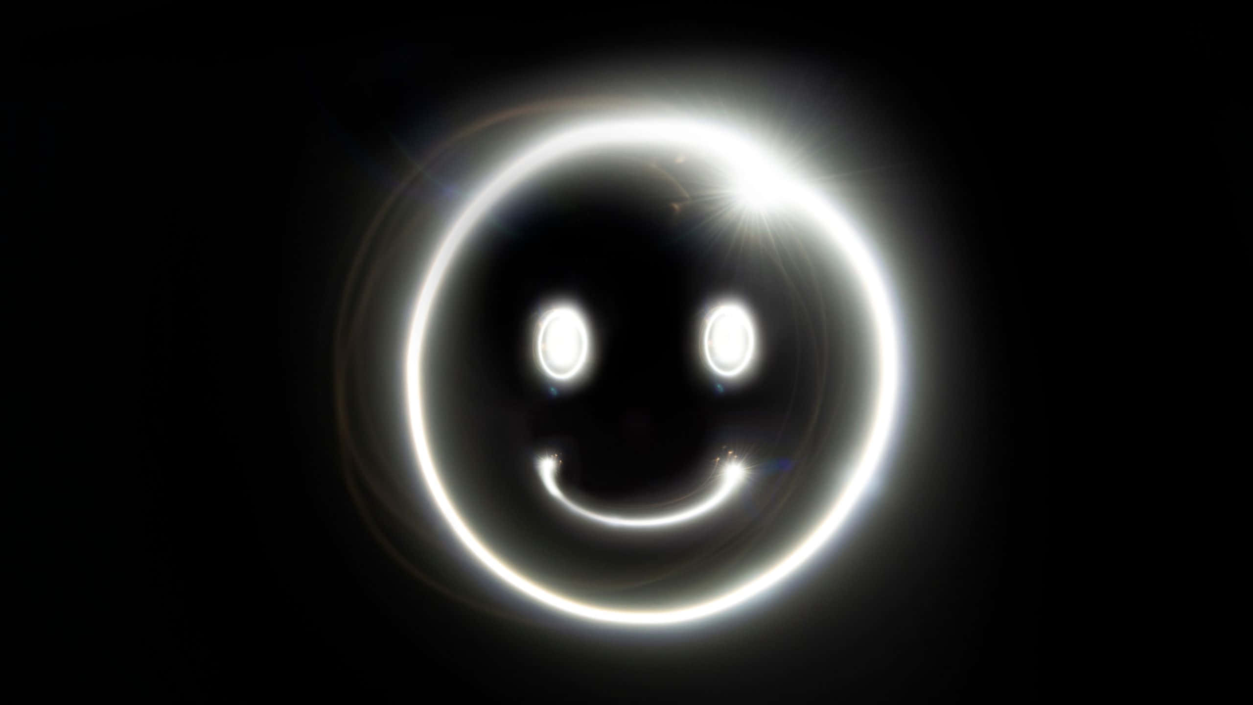 smile emoji, white, black background, 2K Desktop Wallpaper