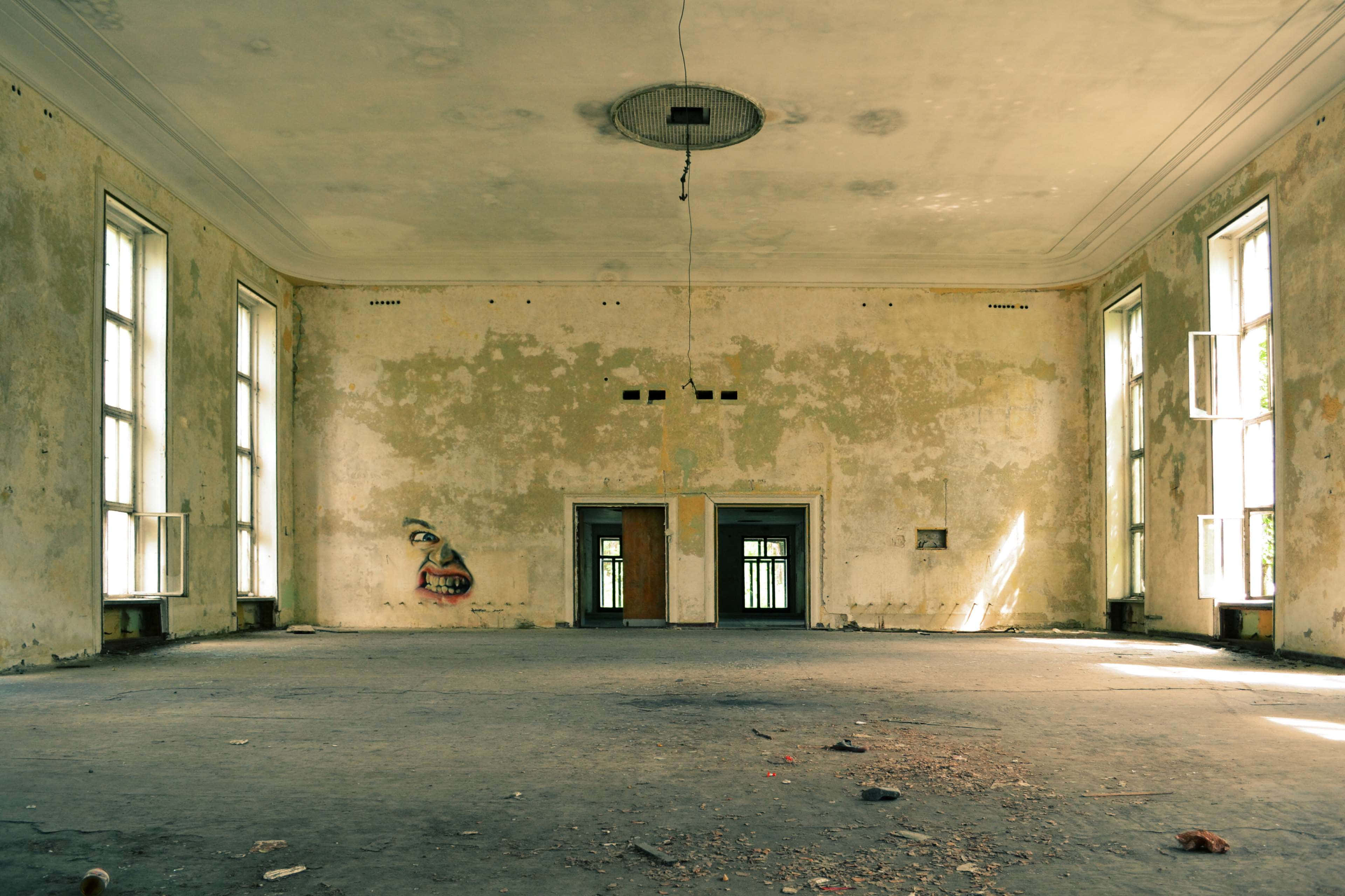 torn chandelier, abandoned grand hall, peeling walls, 4K Desktop Wallpaper