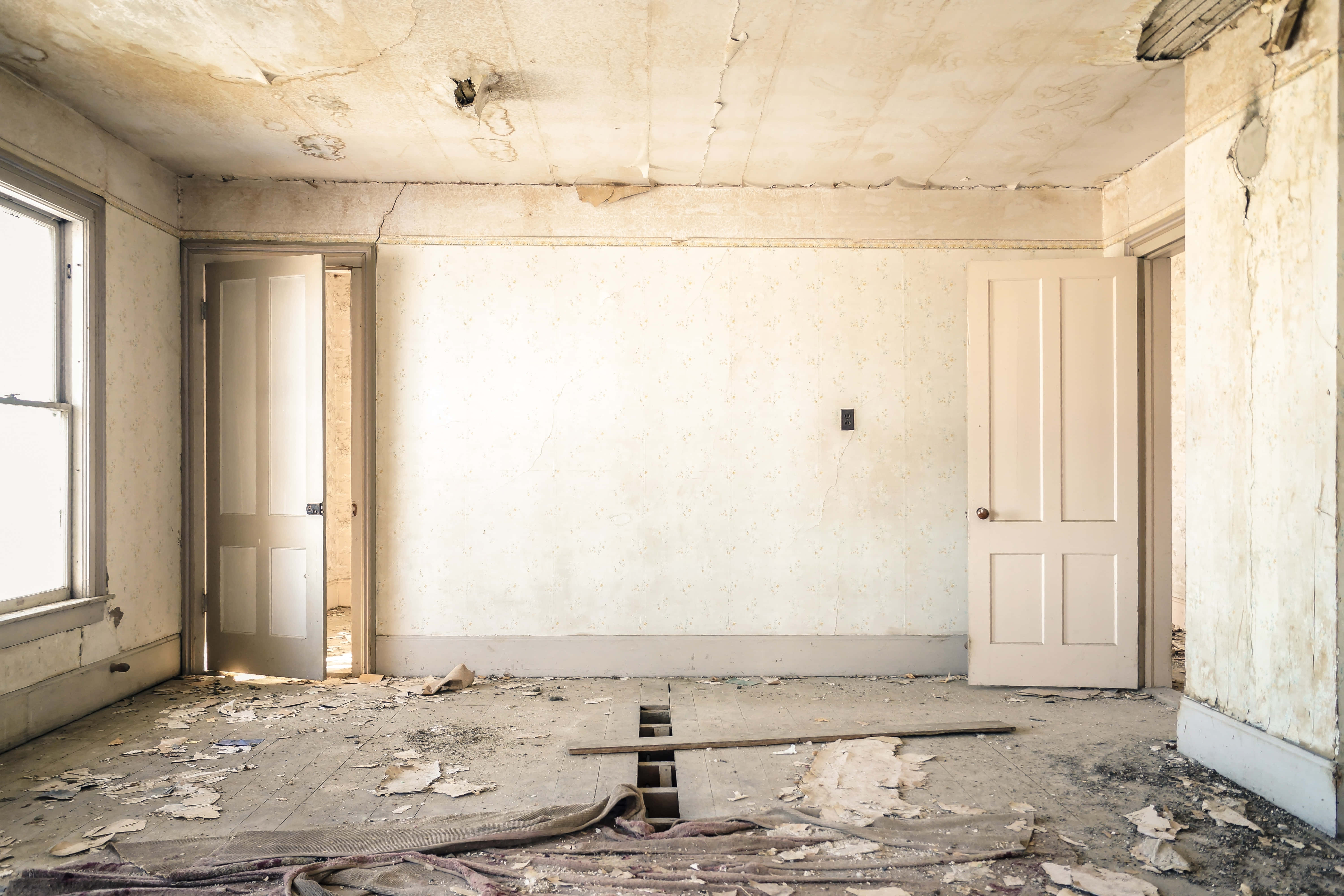 abandoned room, peeling wallpaper, broken floorboards, 5K Desktop Wallpaper