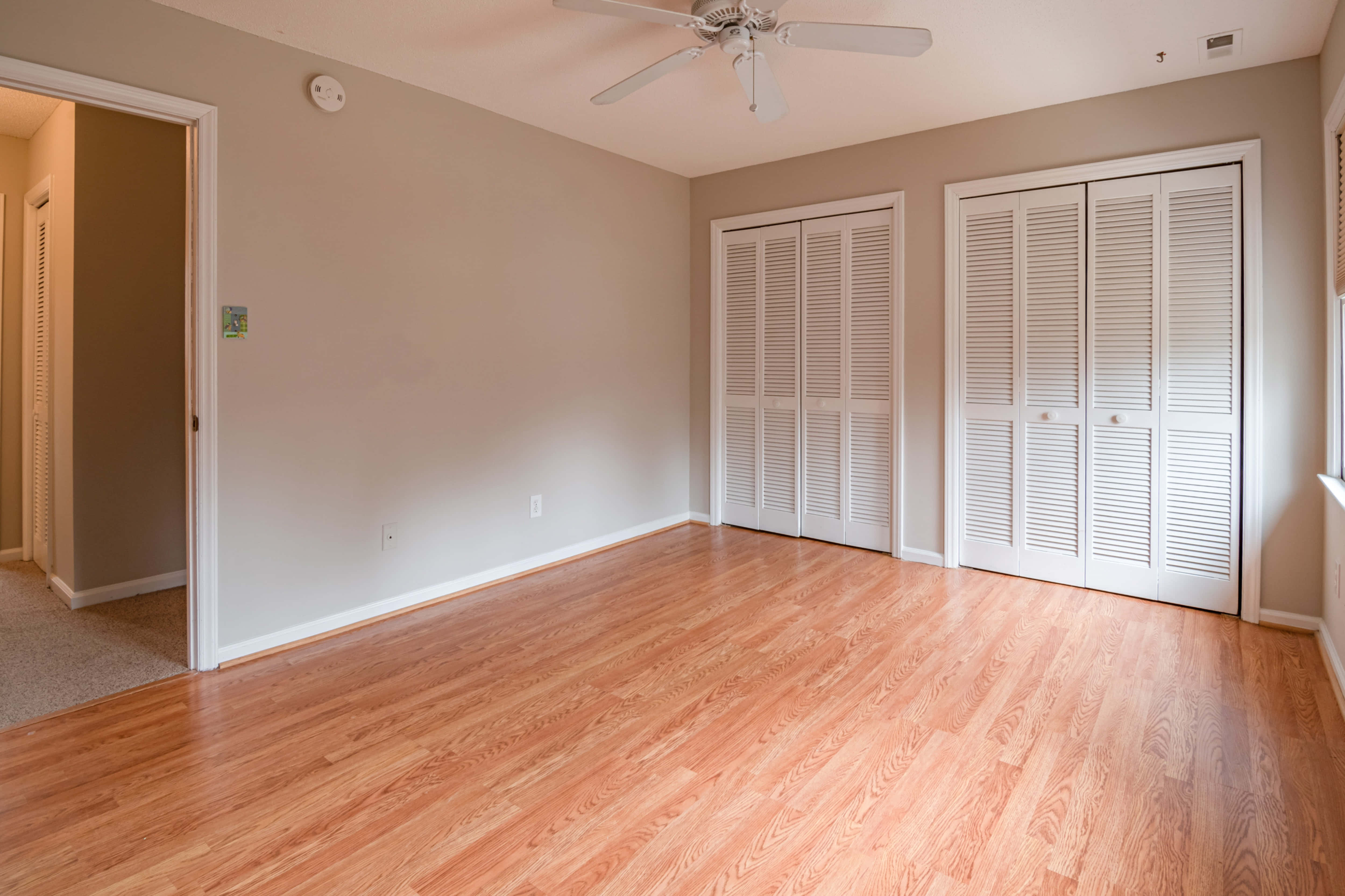 hardwood floors, beige walls, white louvered closet doors, 4K Desktop Wallpaper