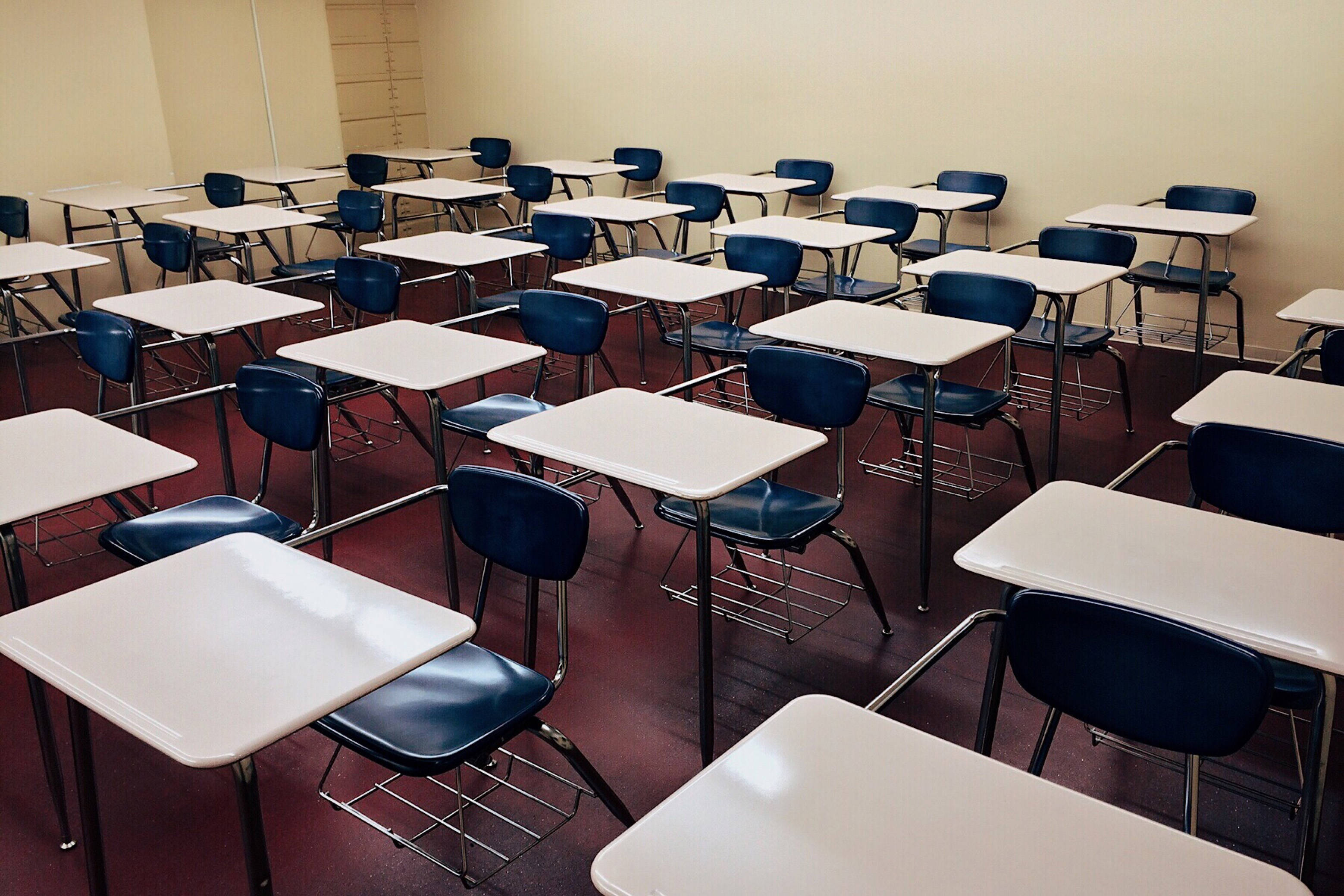 white desks, blue chairs, red carpet, 2K Desktop Wallpaper