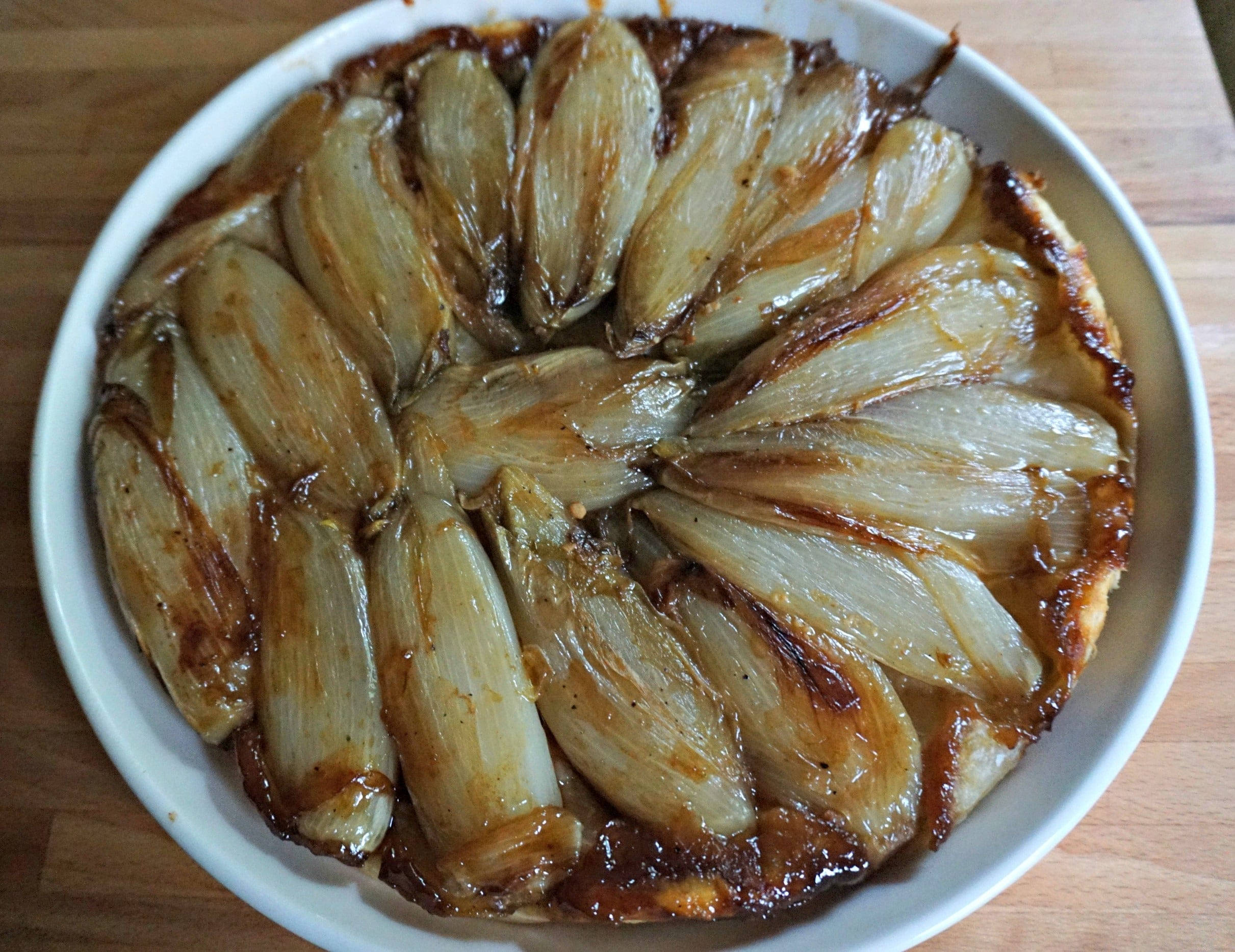 baked belgian endive vegetable pie, golden caramelized onion tart, white ceramic dish, Full HD Desktop Wallpaper