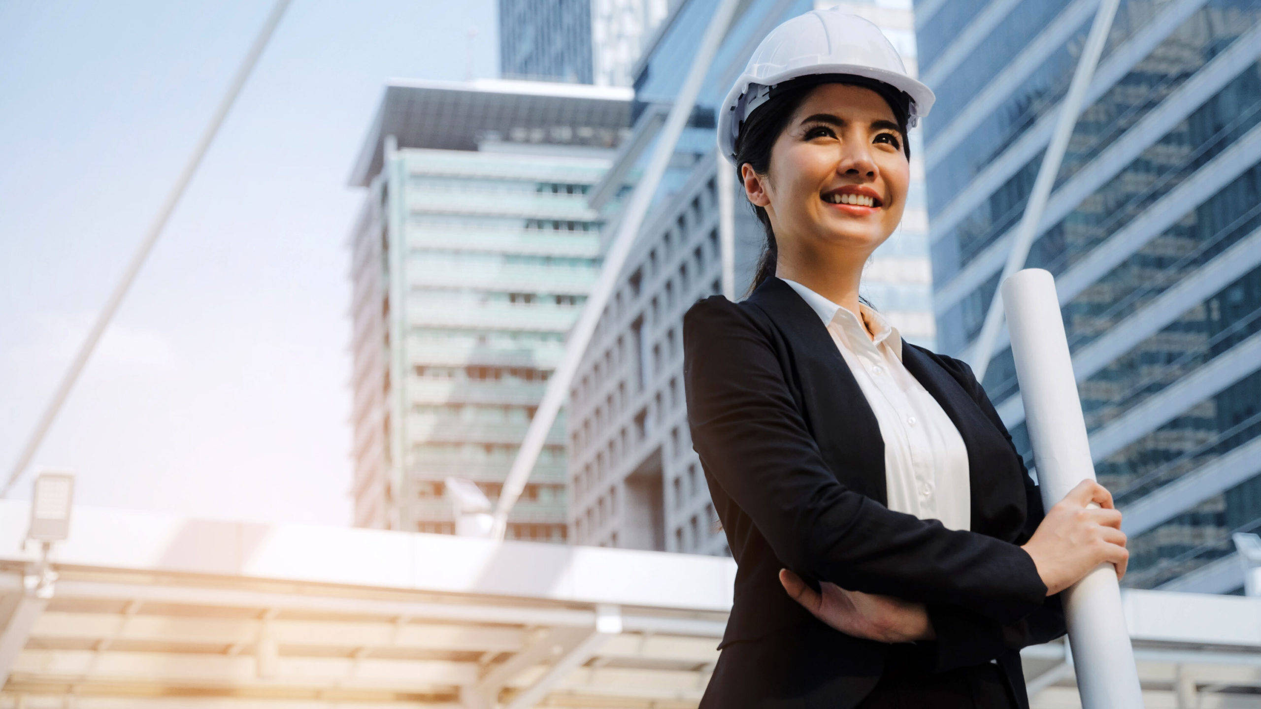 smiling female engineer, hard hat, business suit, 2K Desktop Wallpaper