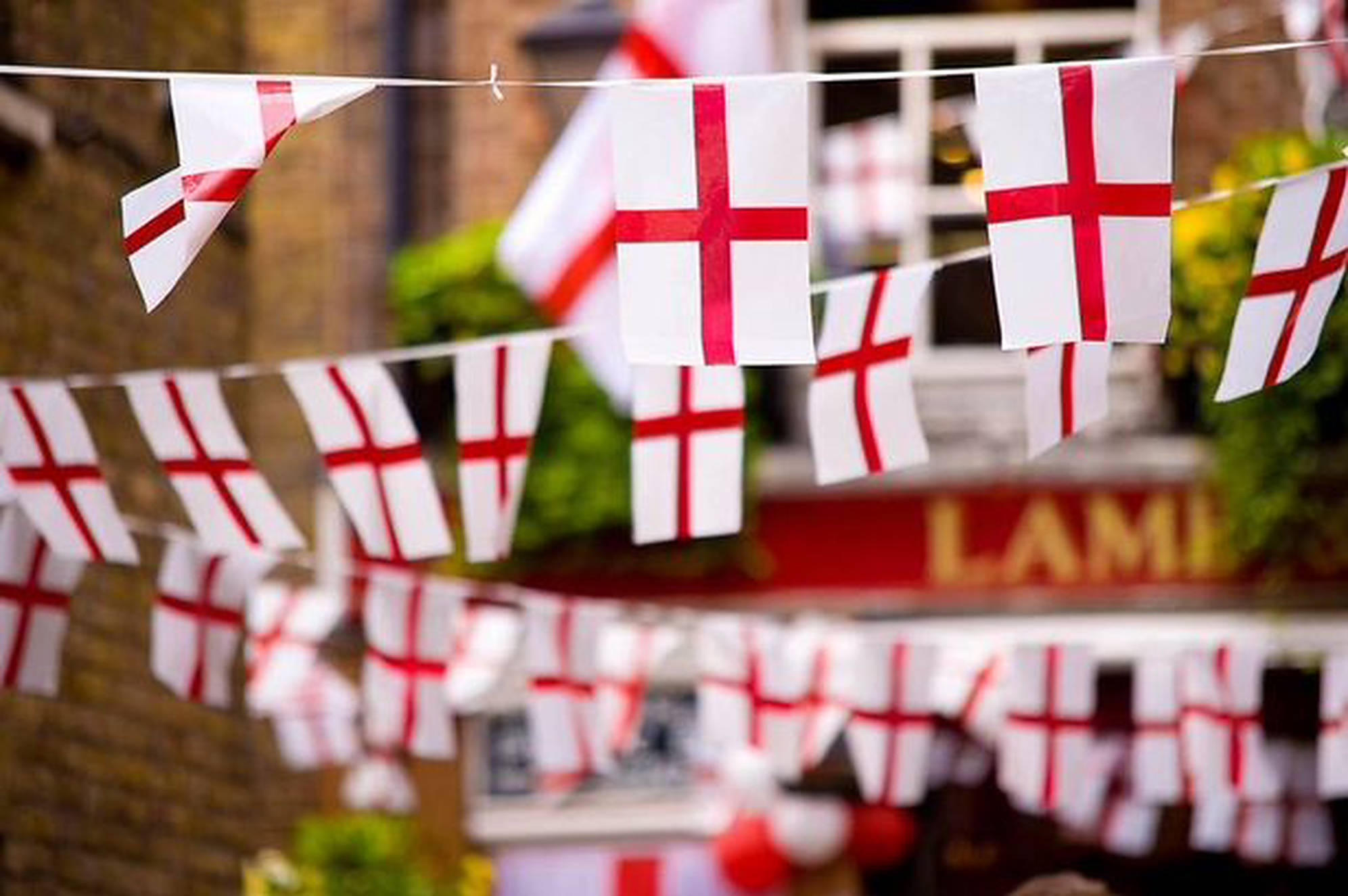 England flag, flaglets, blurred brick building, Full HD Desktop Wallpaper