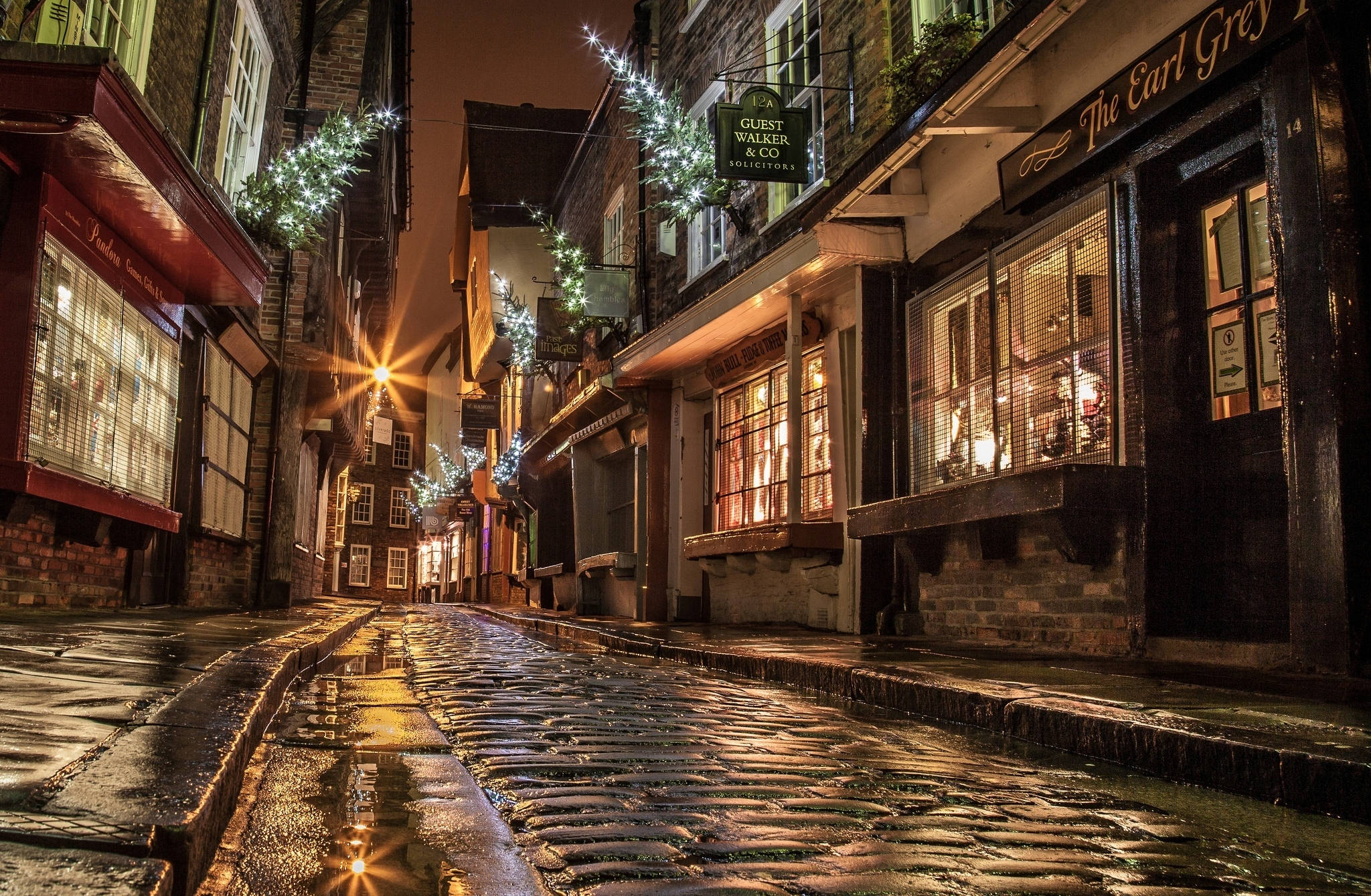 rainy London street, Christmas lights, cobblestone alley, Full HD Desktop Wallpaper