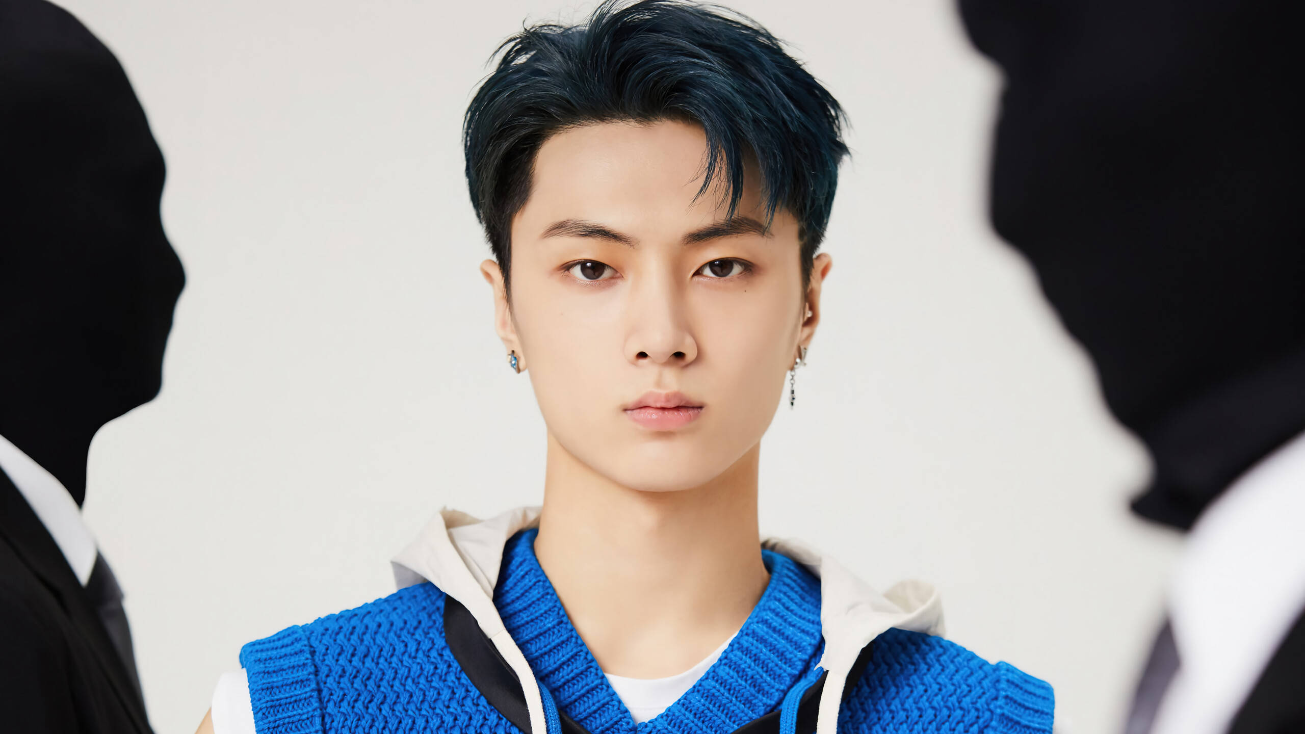 Enhypen Jay, blue hair, earrings, 2K Desktop Wallpaper