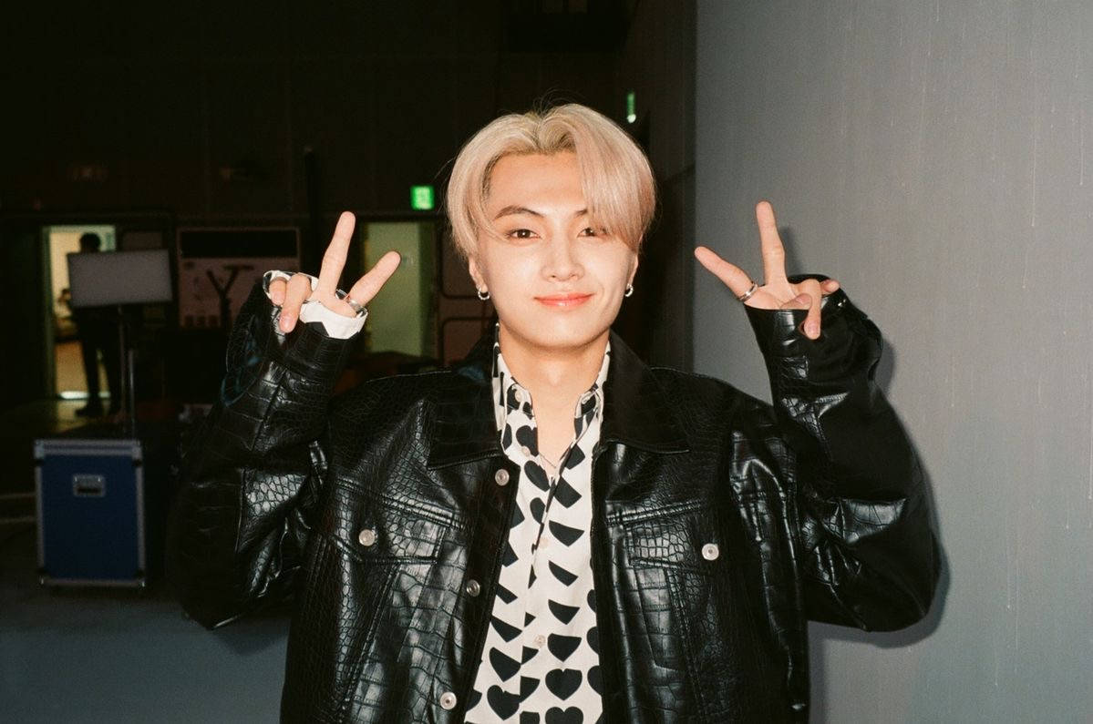 Enhypen Jay, blonde hair, peace signs, SD Desktop Wallpaper
