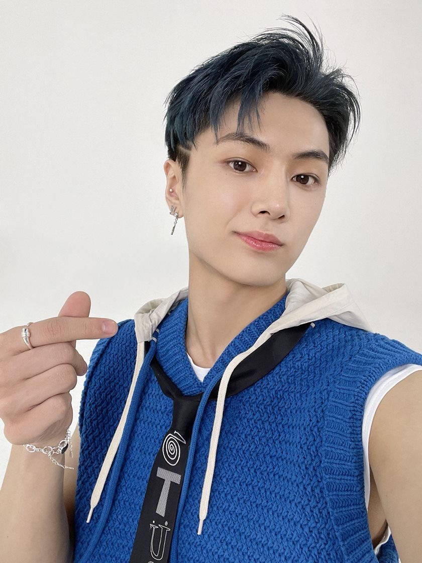Enhypen Jay, blue hair, silver jewelry, SD Phone Wallpaper