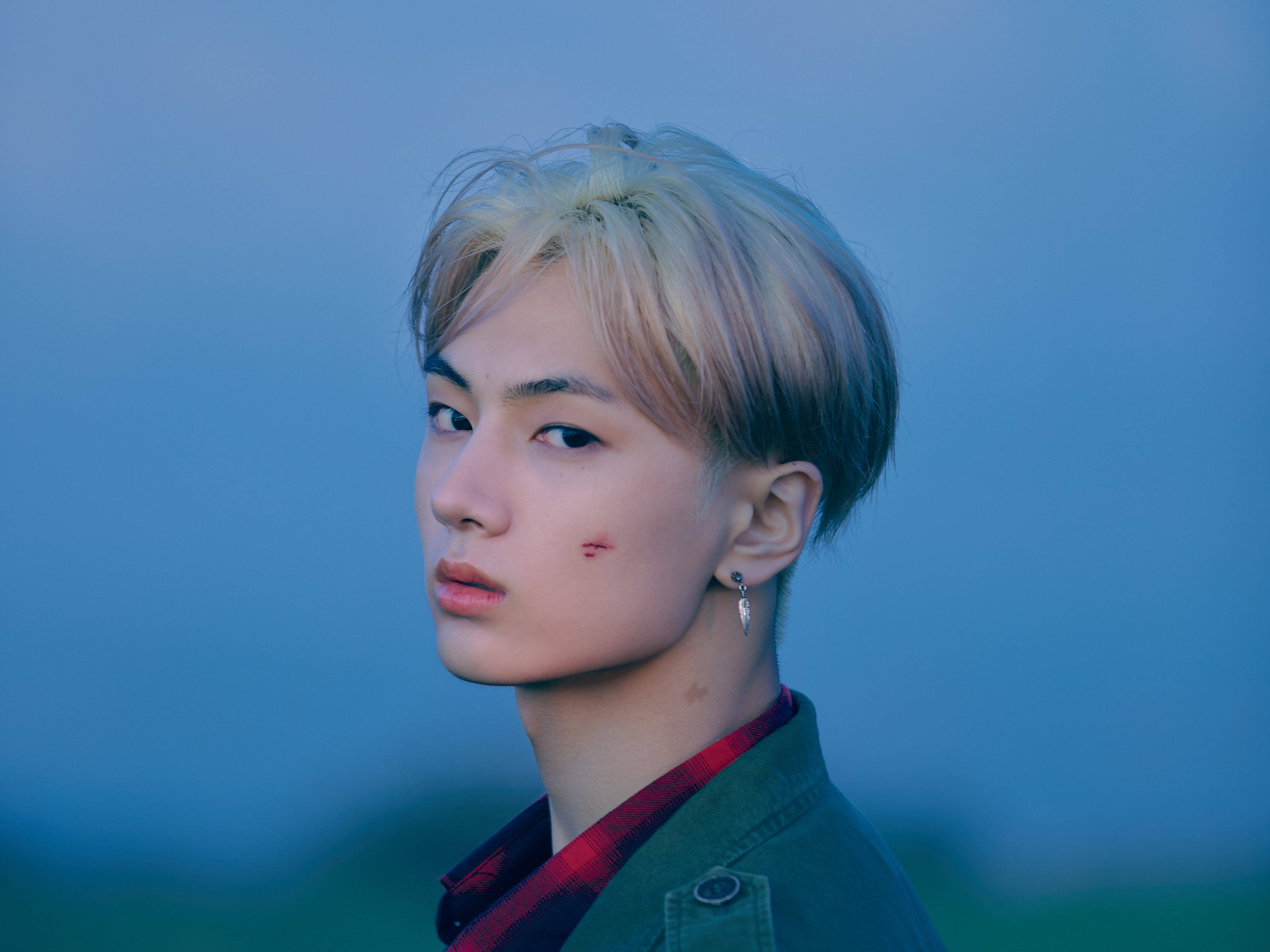 Jay, platinum blonde hair, red plaid shirt, 4K Desktop Wallpaper