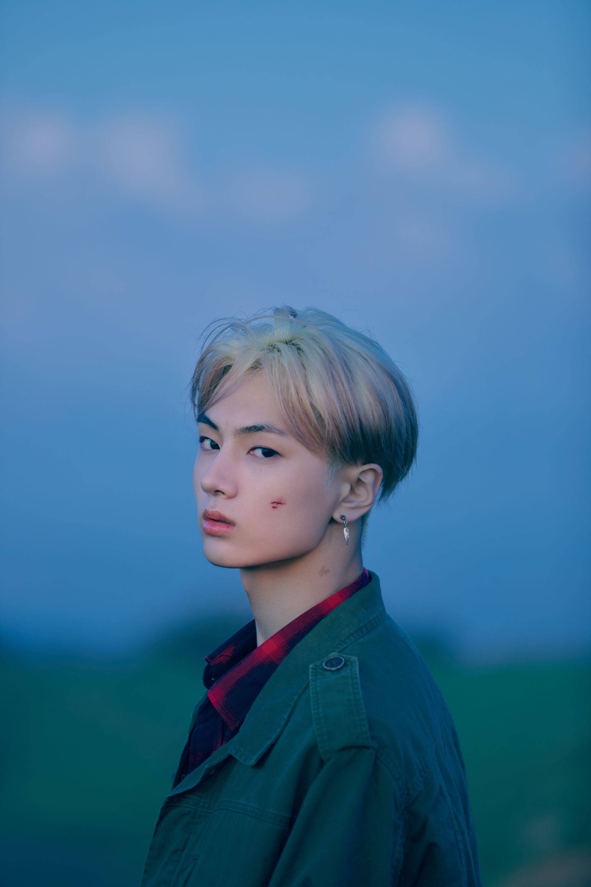 Enhypen Jay, blonde hair, red cheek mark, 2K Phone Wallpaper