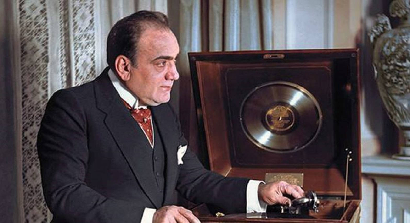 Enrico Caruso, vintage wooden record player, golden vinyl disc, HD Desktop Wallpaper