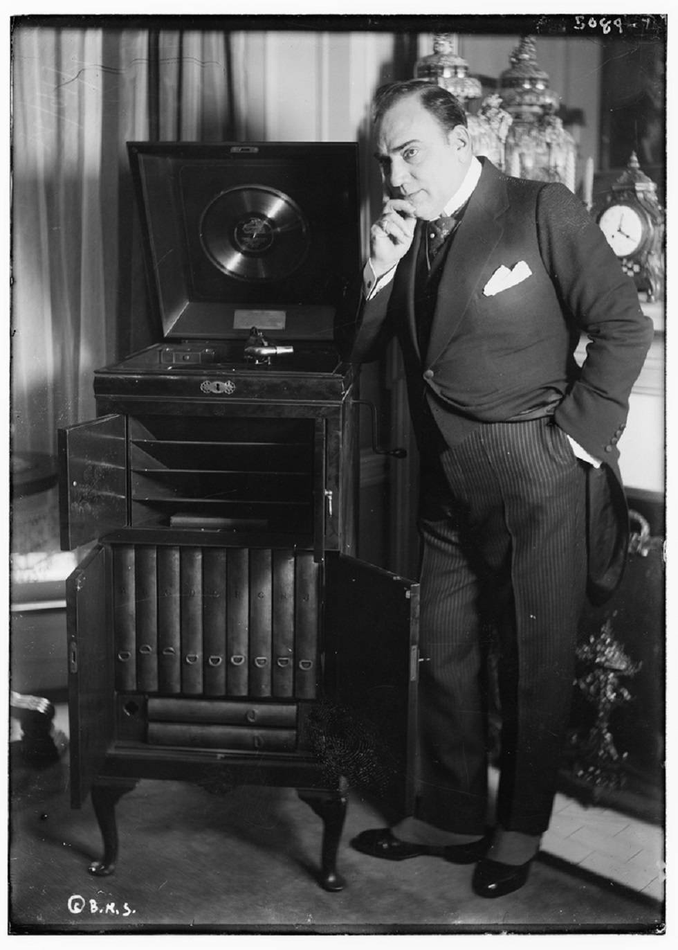 Enrico Caruso, antique phonograph, records, HD Phone Wallpaper