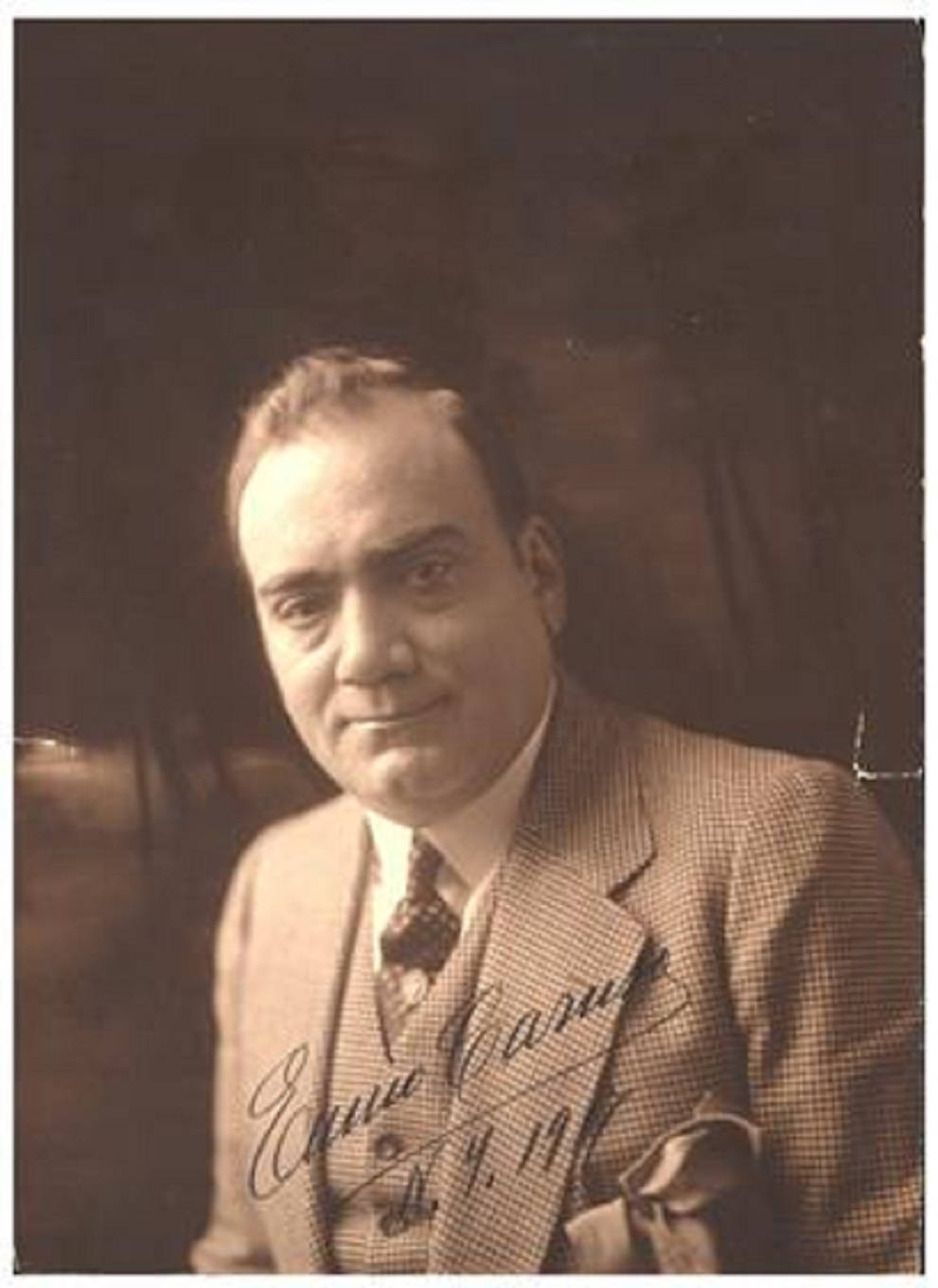 Enrico Caruso, checkered suit, patterned tie, HD Phone Wallpaper