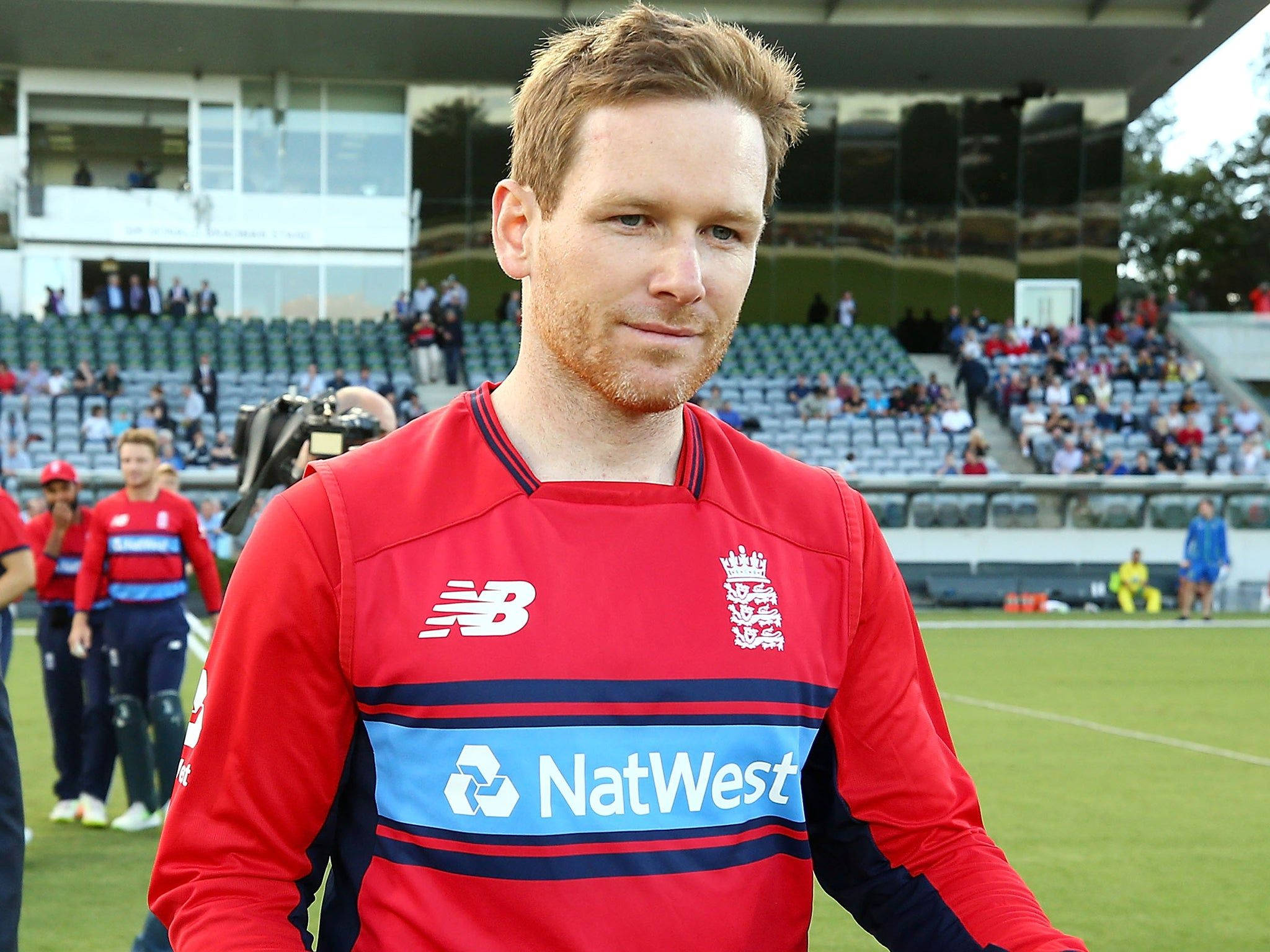 Eoin Morgan, red England training kit, green field, Full HD Desktop Wallpaper