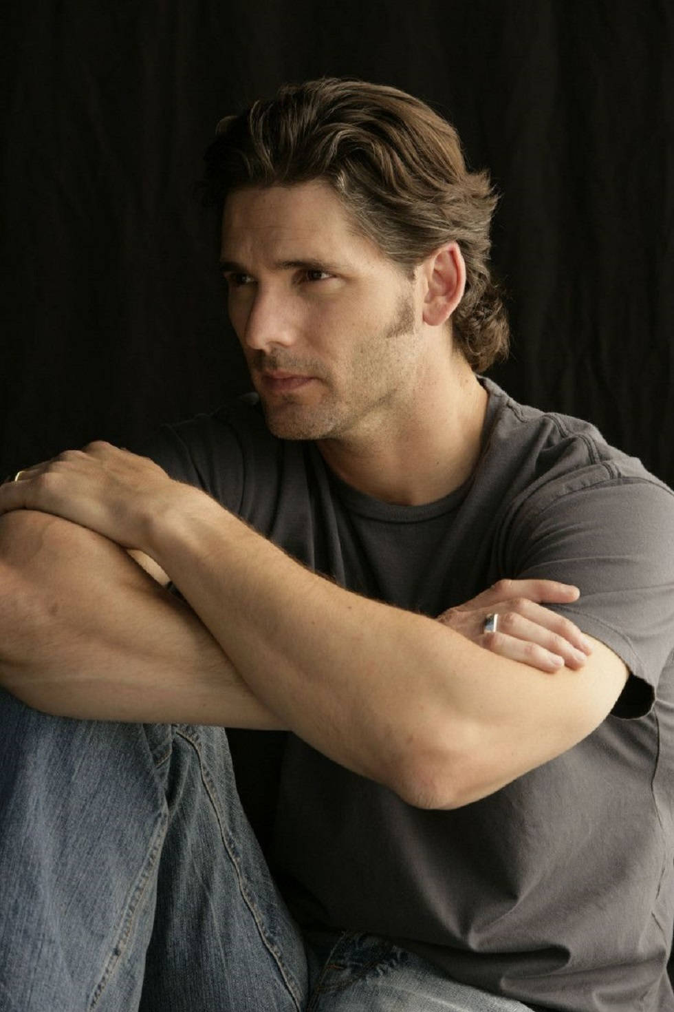 Eric Bana, tousled brown hair, gray t-shirt, HD Phone Wallpaper