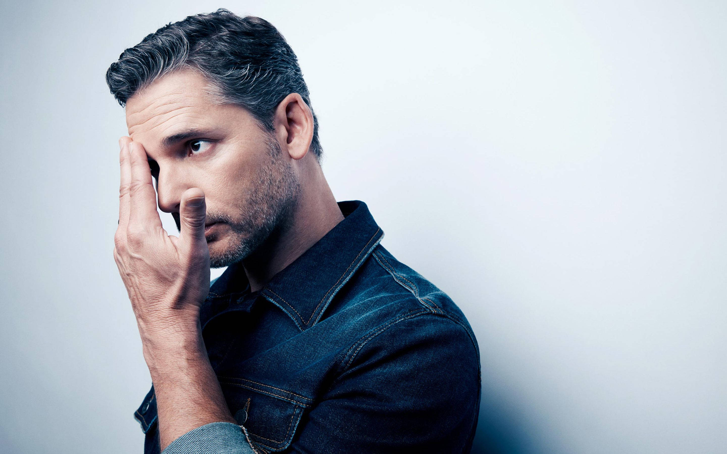 Eric Bana, denim shirt, light gray background, 2K Desktop Wallpaper