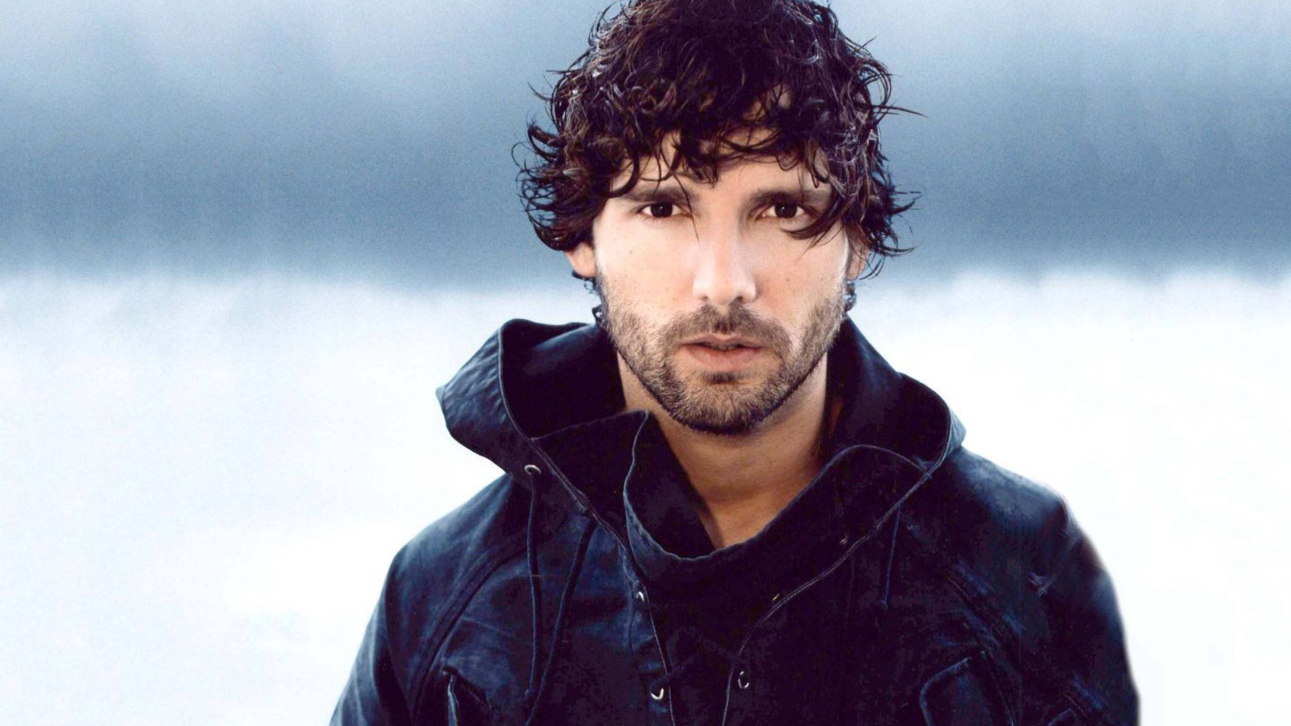 Eric Bana, dark curly hair, beard, 2K Desktop Wallpaper
