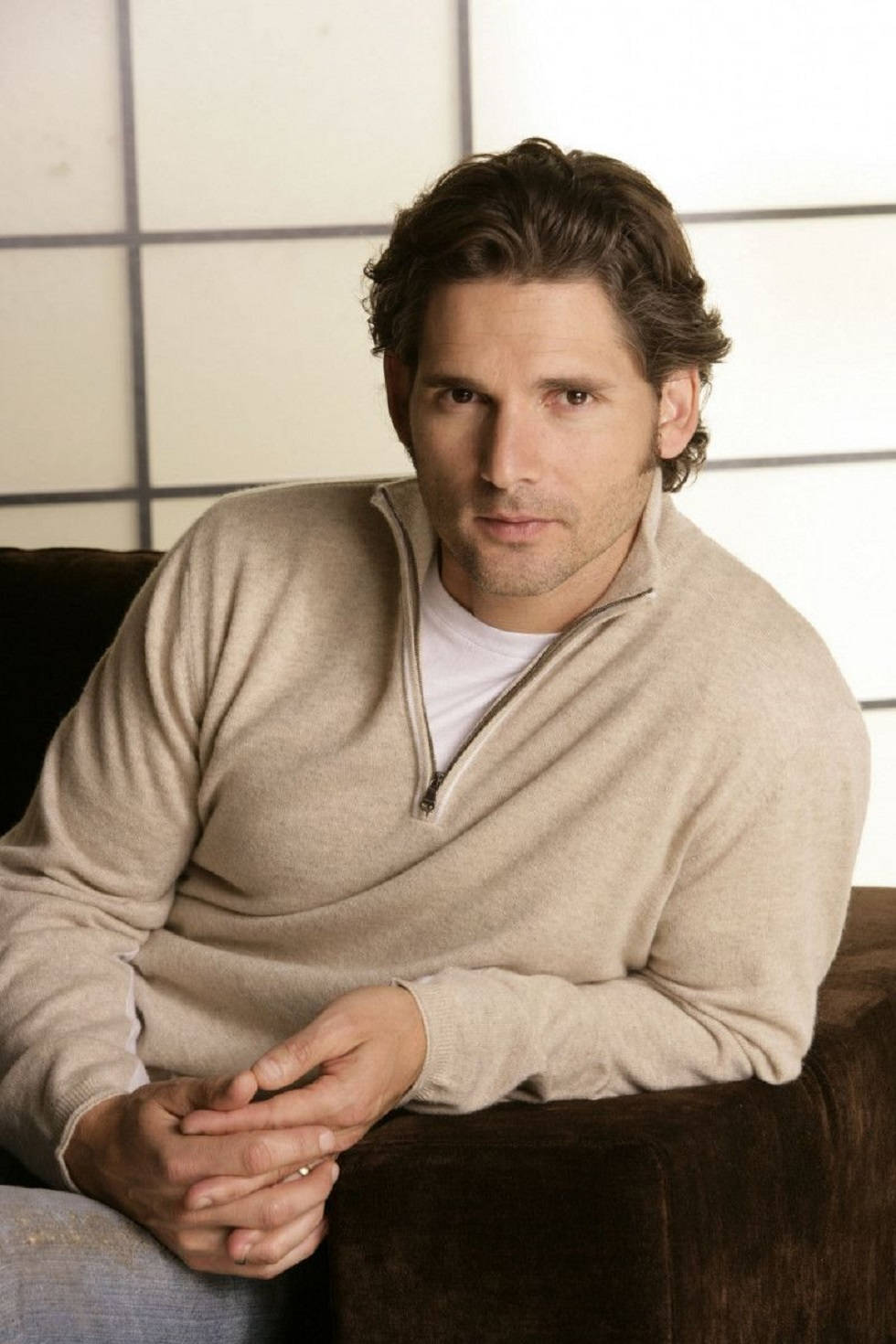 Eric Bana, beige zip-neck sweater, dark couch, HD Phone Wallpaper