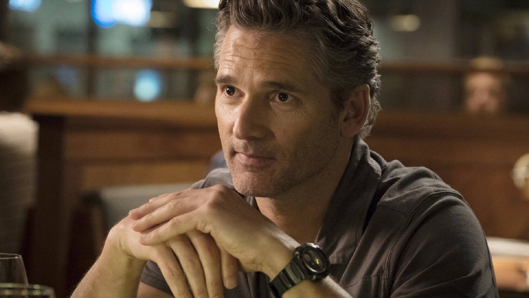 Eric Bana, graying hair, dimly lit restaurant, HD Desktop Wallpaper