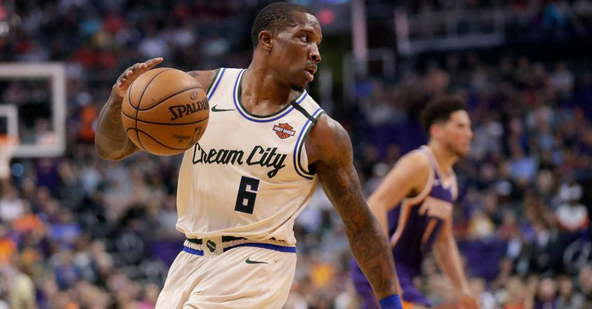 Eric Bledsoe, cream jersey, dribbles intensely, SD Desktop Wallpaper