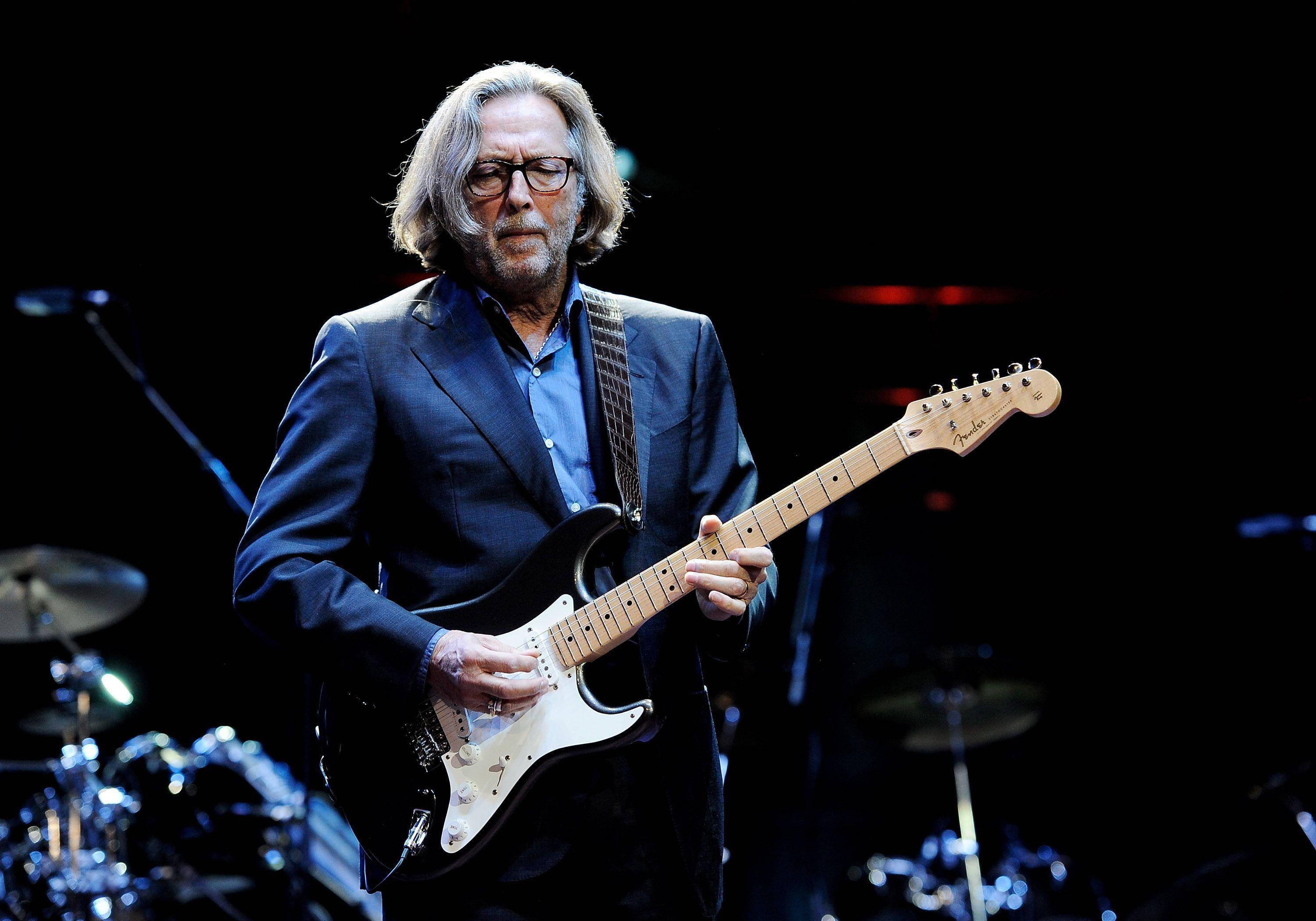 Eric Clapton, black and white electric guitar, dark stage, 2K Desktop Wallpaper