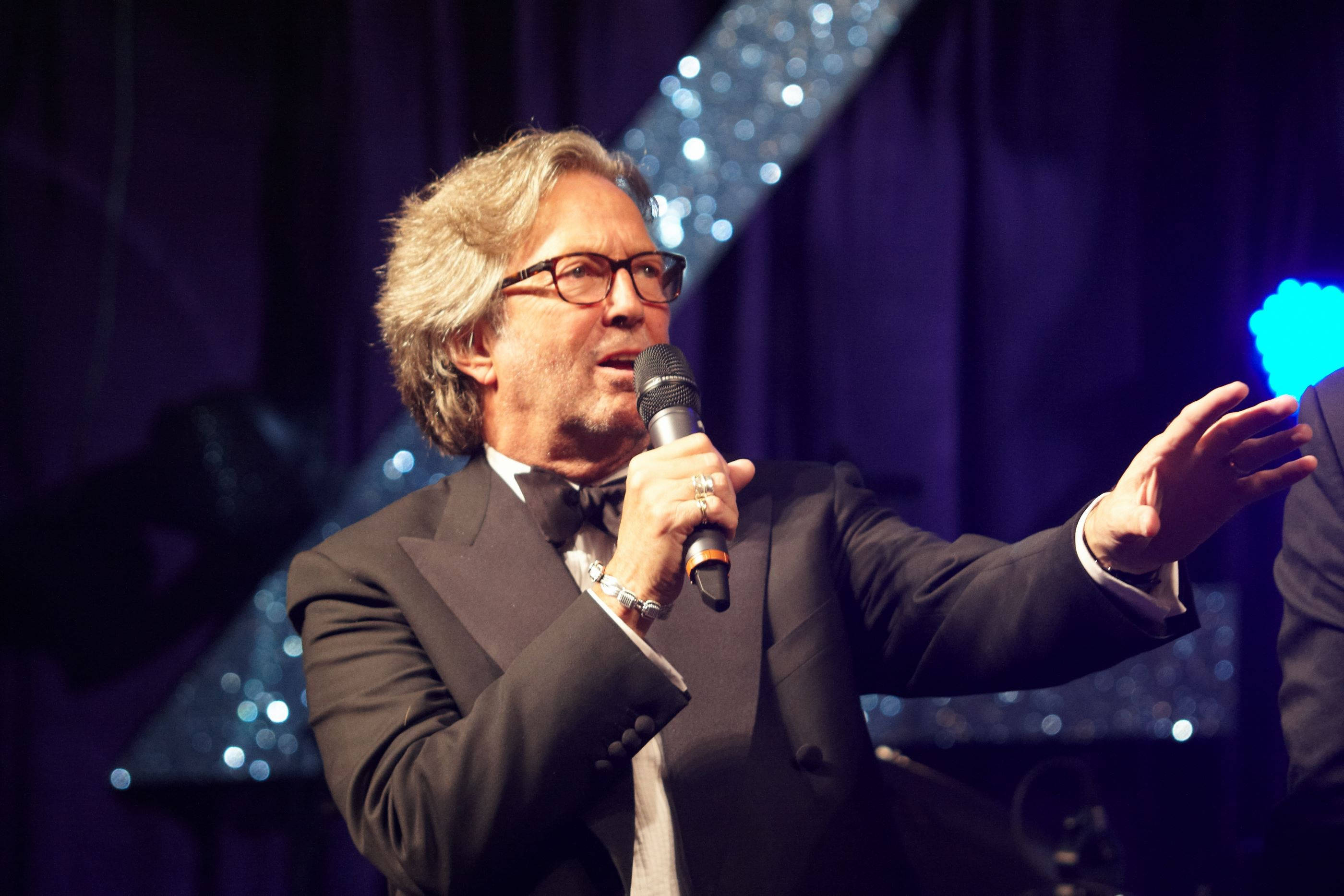 Eric Clapton, tuxedo, microphone, 2K Desktop Wallpaper