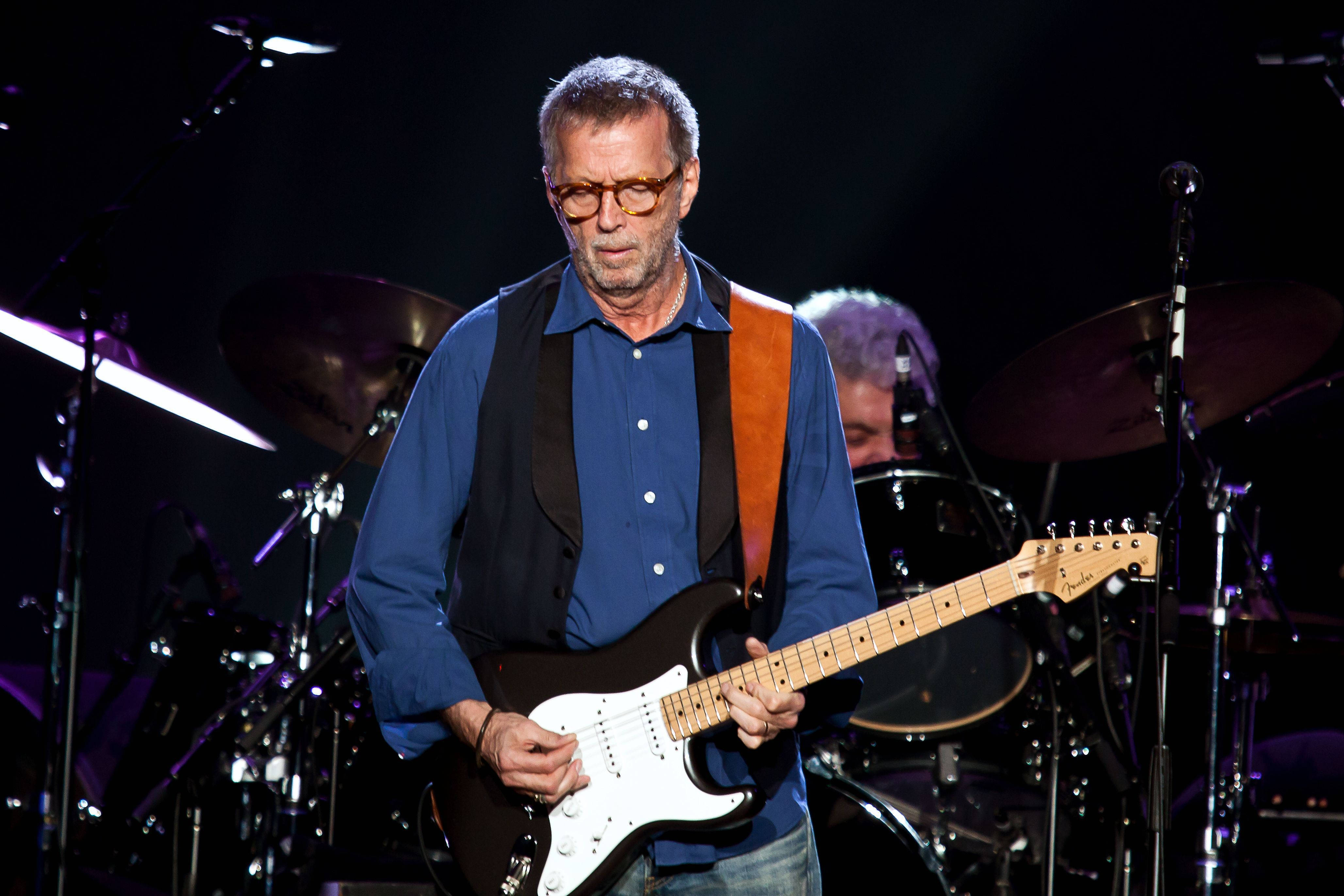 Eric Clapton, black and white electric guitar, dimly lit stage, 4K Desktop Wallpaper