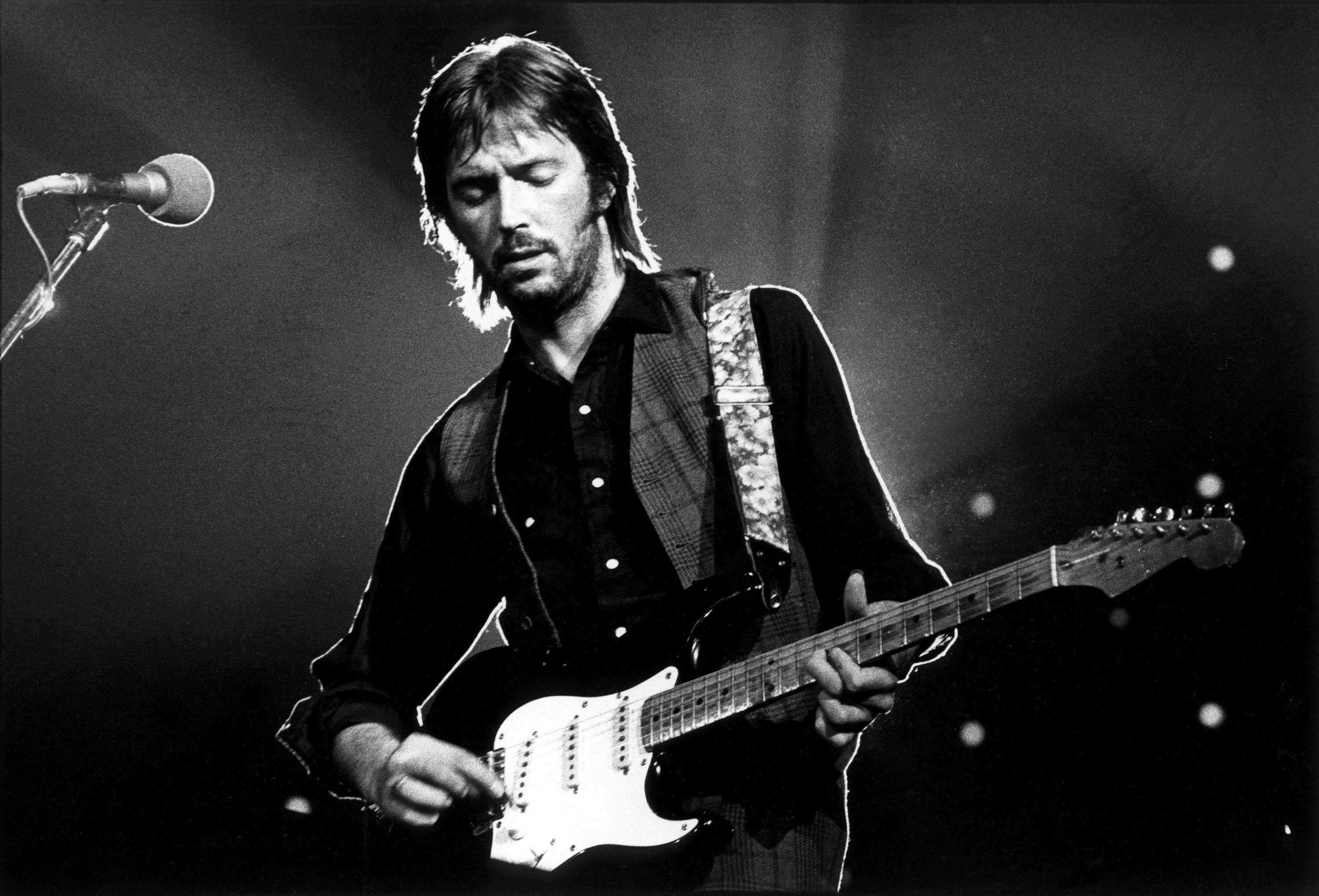 Eric Clapton, white electric guitar, spotlight beams, 2K Desktop Wallpaper