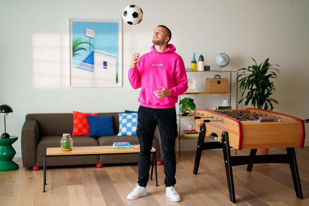 Eric Dier, bright pink hoodie, soccer ball, SD Desktop Wallpaper
