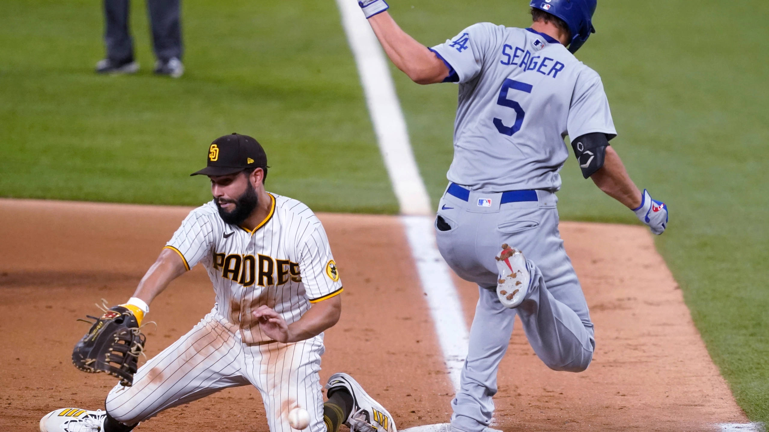 Eric Hosmer, gray uniform, pinstripe uniform, 2K Desktop Wallpaper