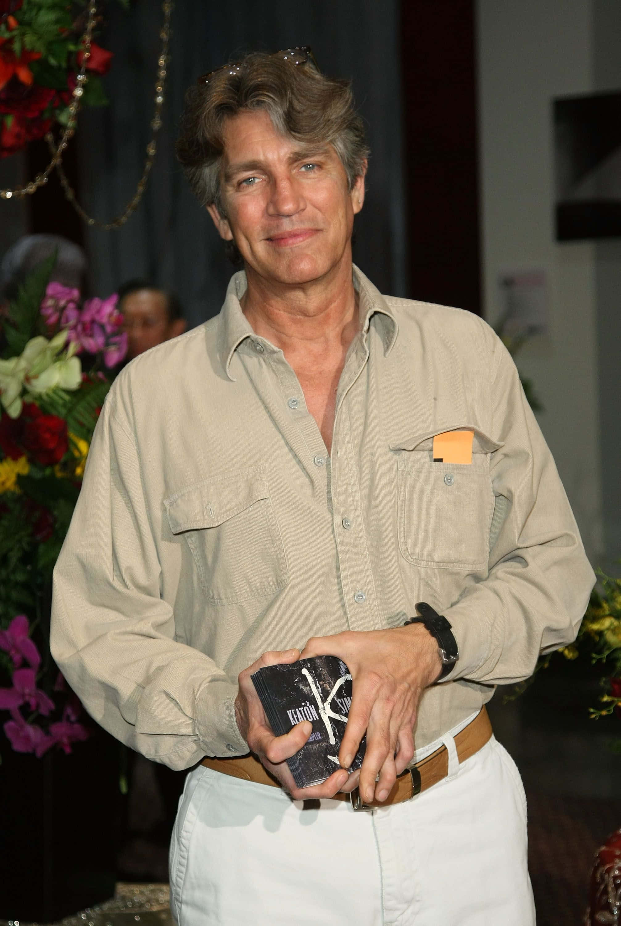 Eric Roberts, beige shirt, white pants, 2K Phone Wallpaper