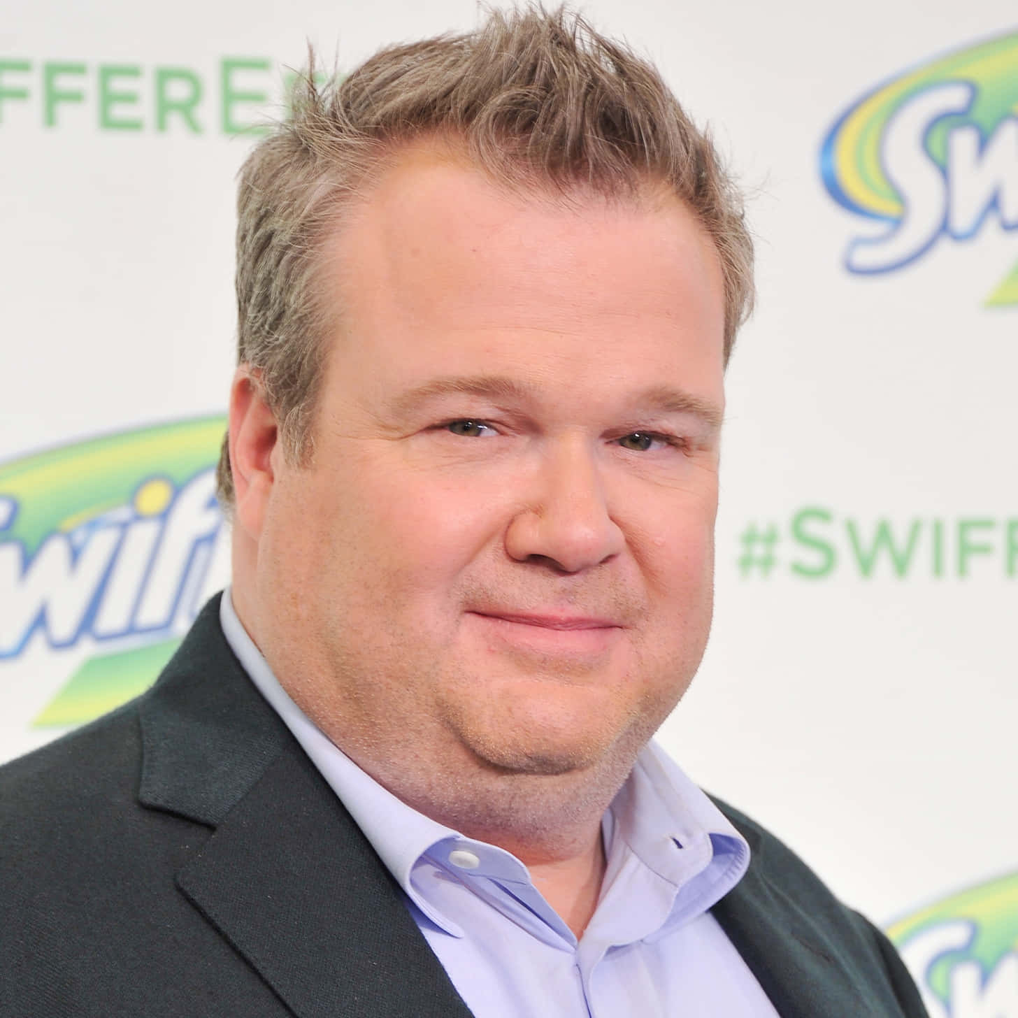 Eric Stonestreet, dark suit, light blue shirt, HD Desktop Wallpaper