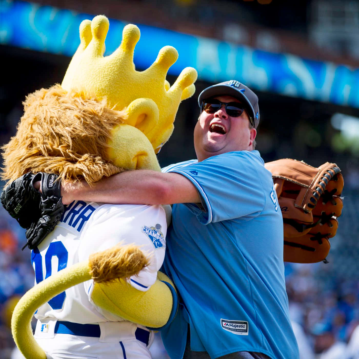 Eric Stonestreet, blue jersey, yellow crowned lion mascot, HD Desktop Wallpaper