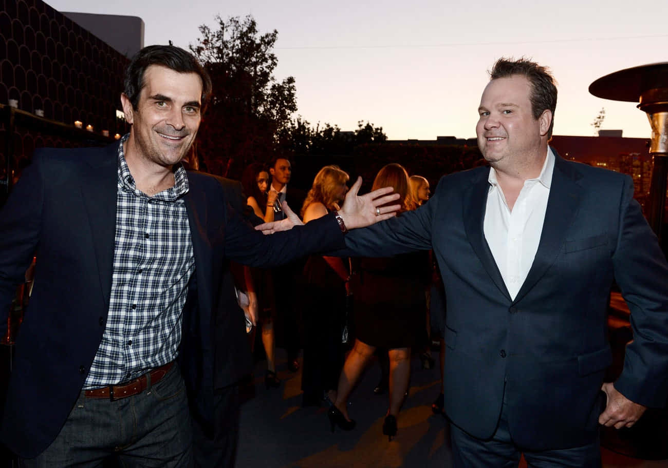 Eric Stonestreet, suit, outdoor evening event, HD Desktop Wallpaper