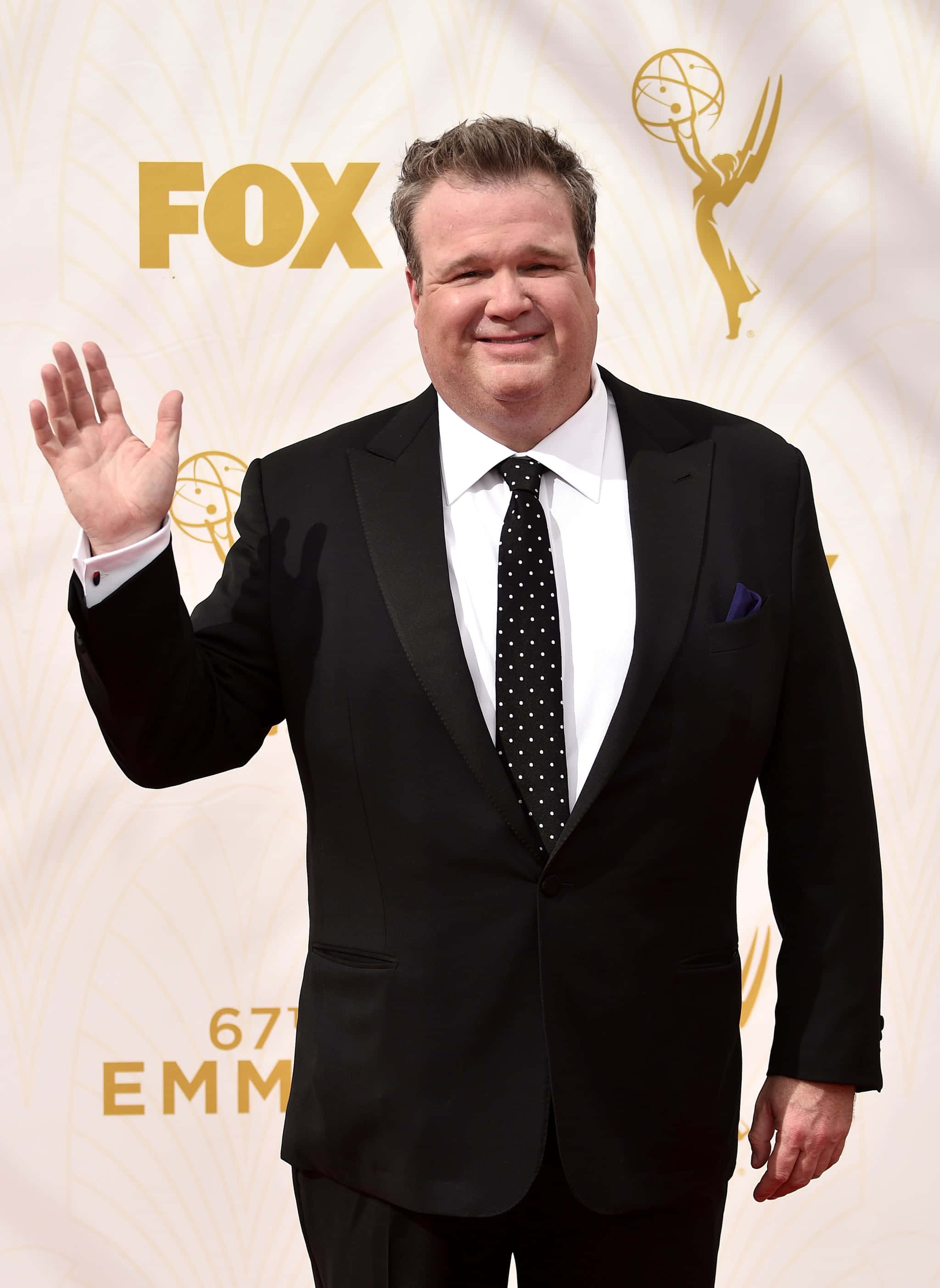 Eric Stonestreet, black tuxedo, polka dot tie, 2K Phone Wallpaper
