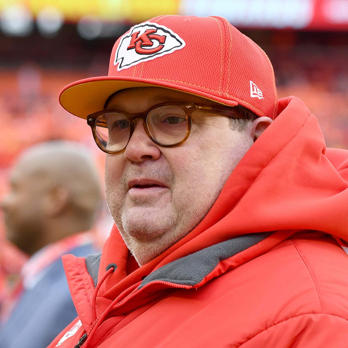 Eric Stonestreet, red Kansas City Chiefs cap, matching jacket, SD Desktop Wallpaper