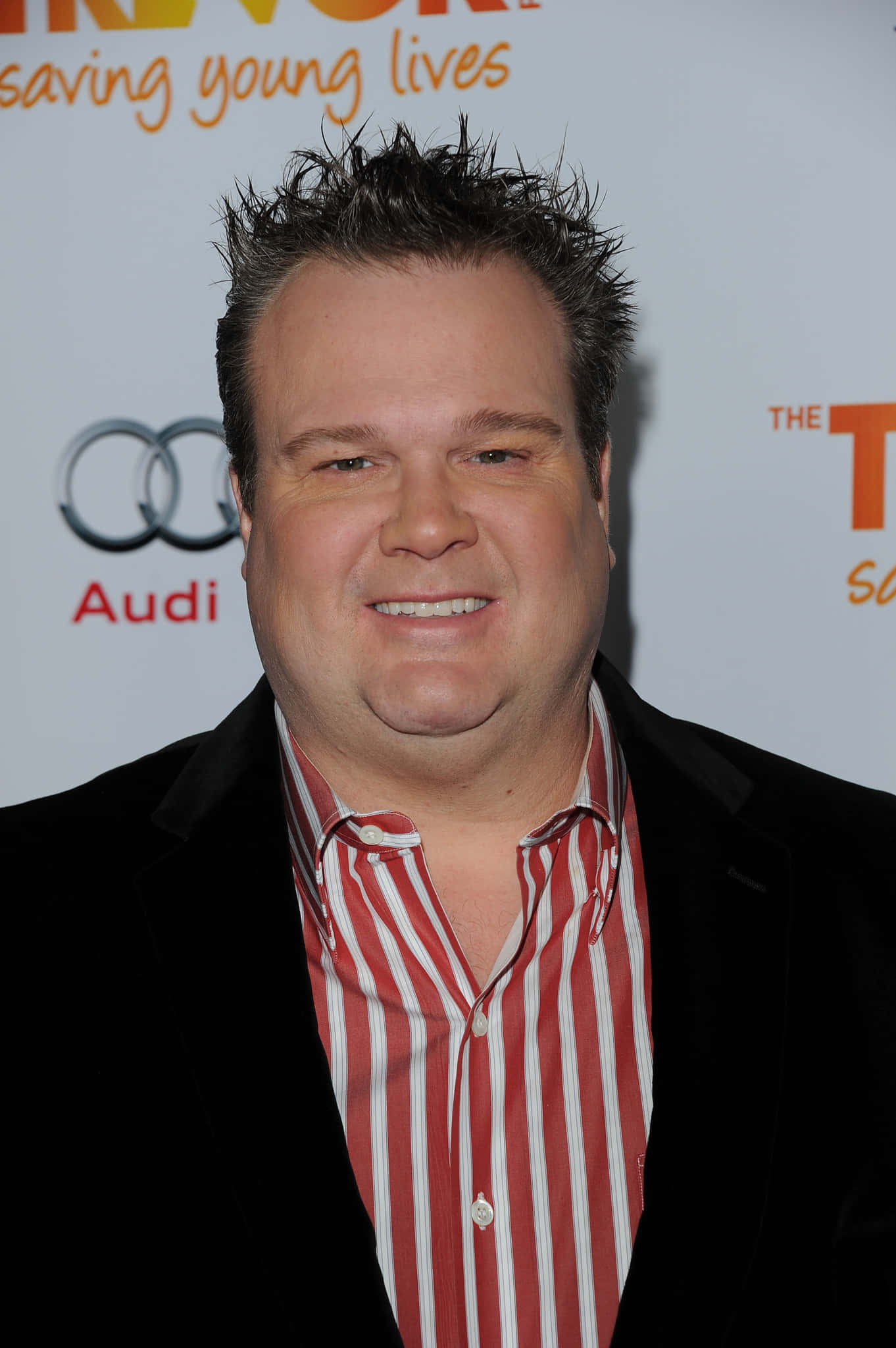 Eric Stonestreet, red and white striped shirt, black blazer, Full HD Phone Wallpaper