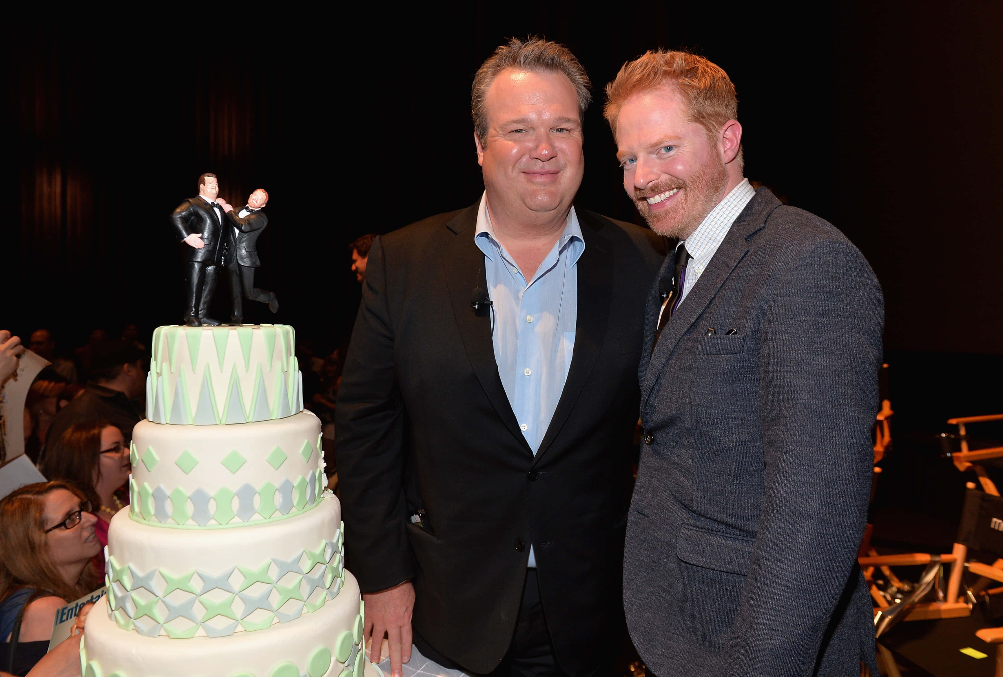 Eric Stonestreet, multi-tiered cake, geometric patterns, 2K Desktop Wallpaper