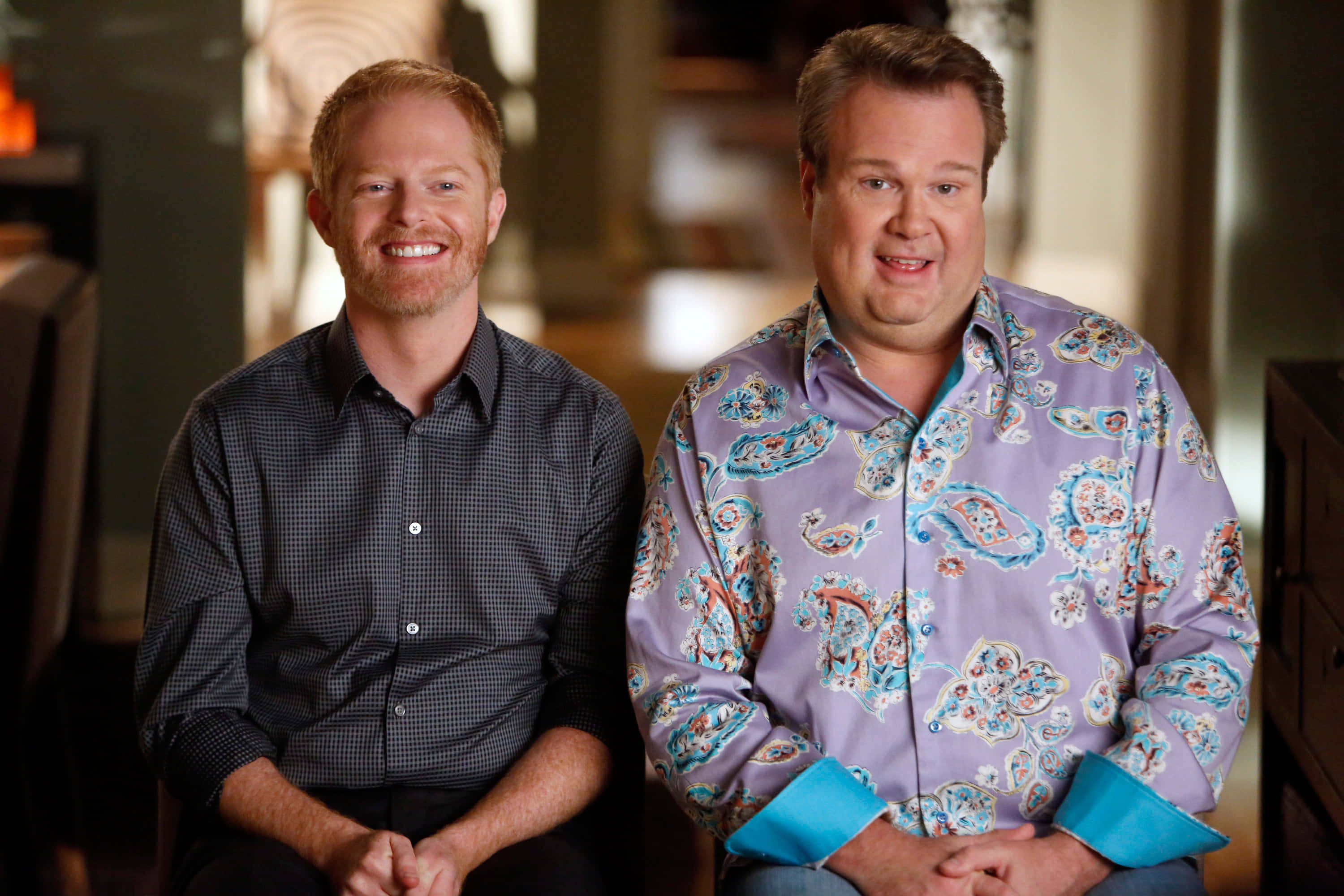 Eric Stonestreet, checkered shirt, vibrant paisley shirt, 2K Desktop Wallpaper