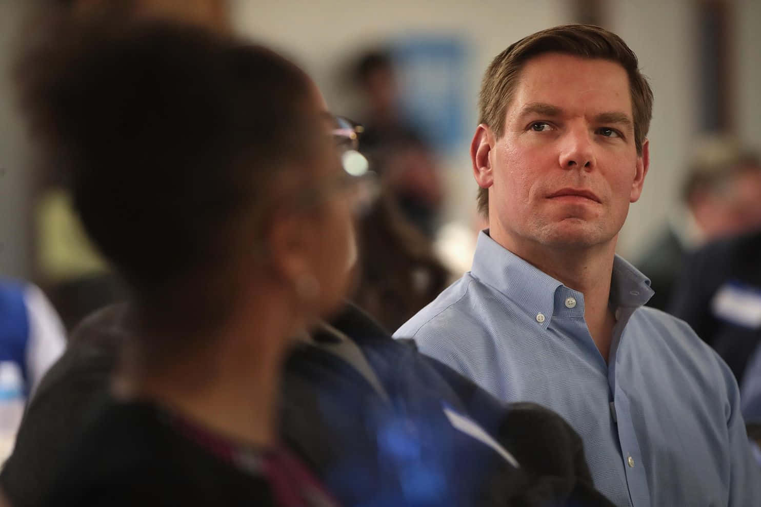 Eric Swalwell, light blue button-down shirt, crowded indoor setting, HD Desktop Wallpaper