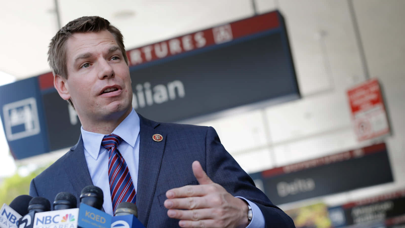 Eric Swalwell, suit and tie, airport terminal, HD Desktop Wallpaper
