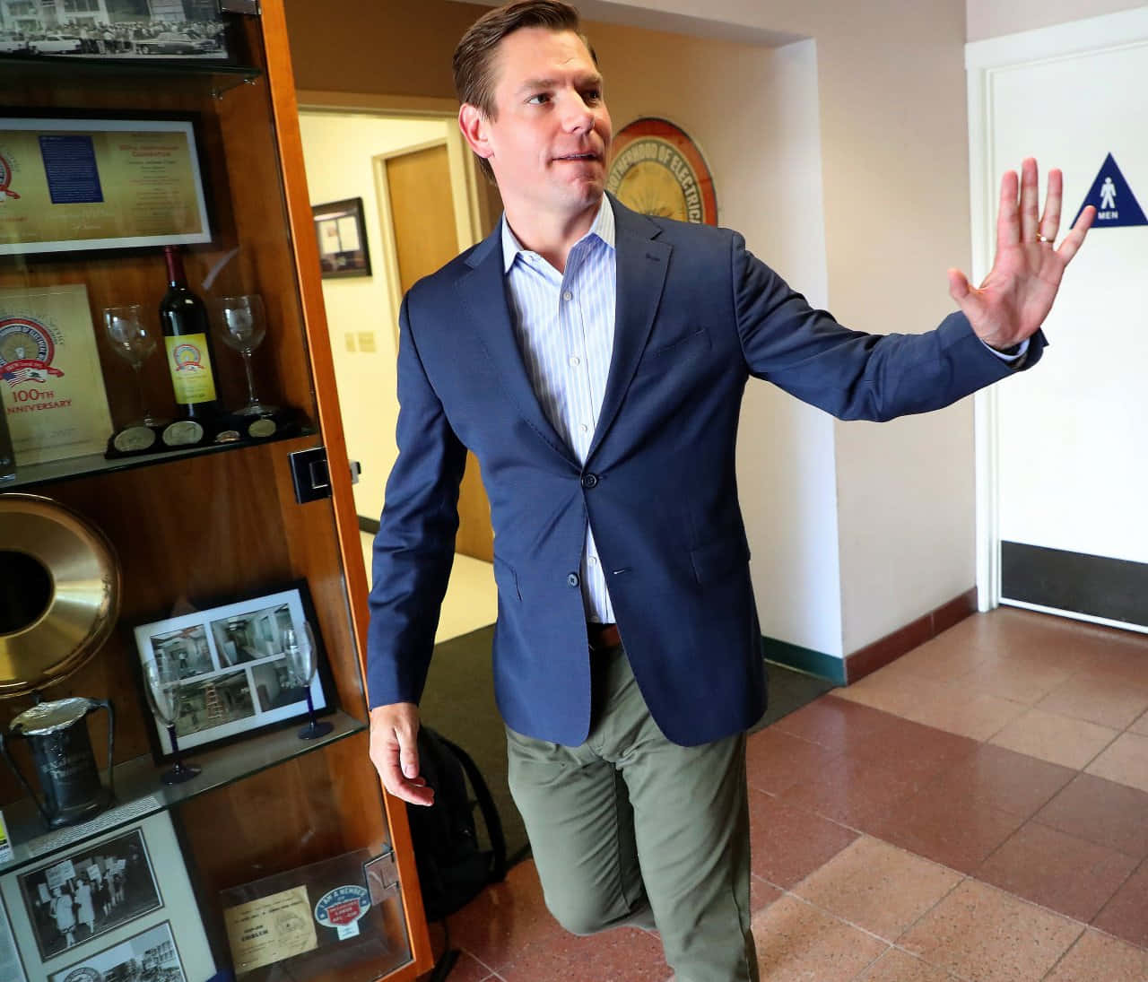 Eric Swalwell, blue blazer, office hallway, HD Desktop Wallpaper
