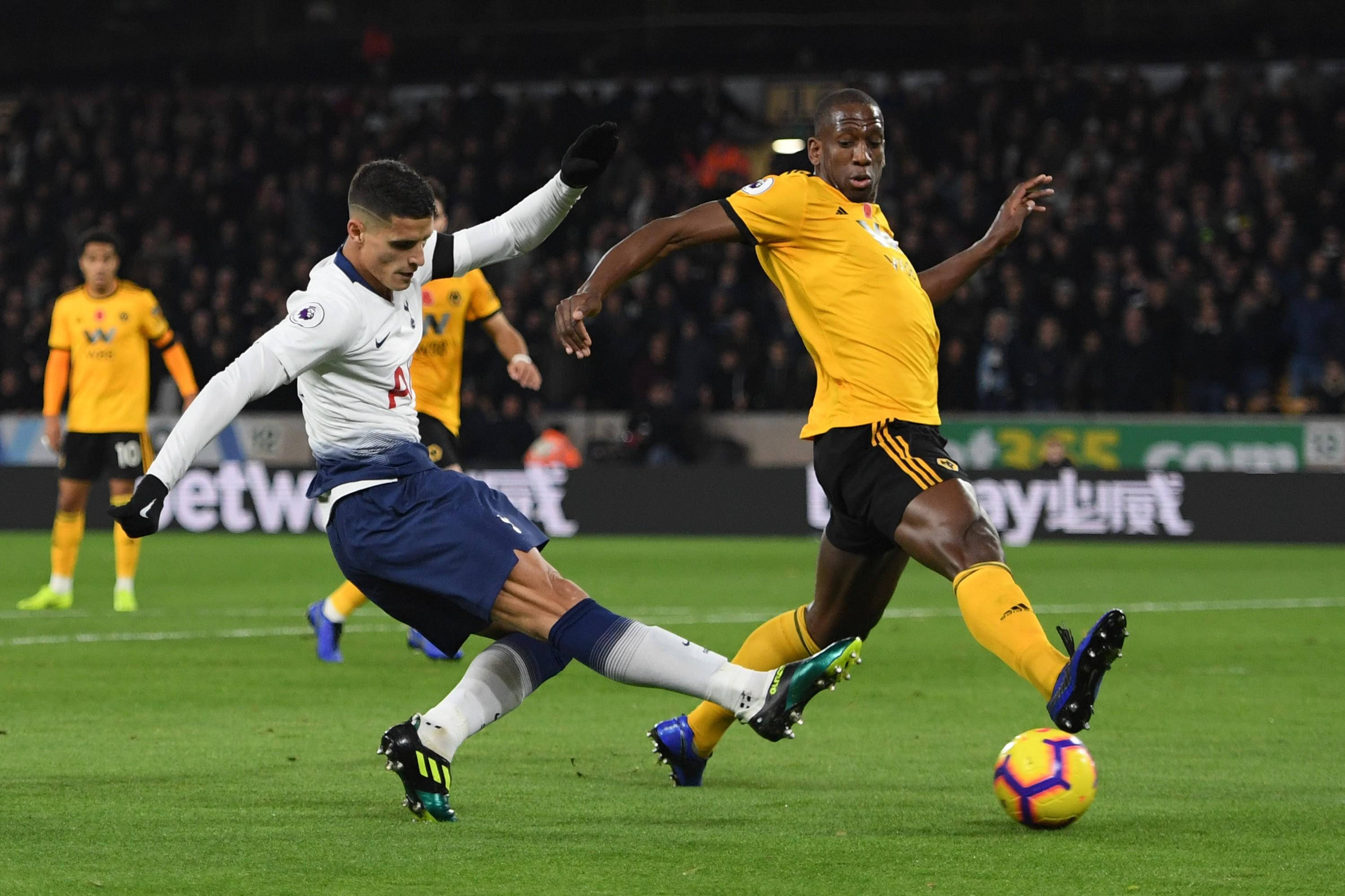Erik Lamela, floodlit stadium pitch, night lights, 2K Desktop Wallpaper