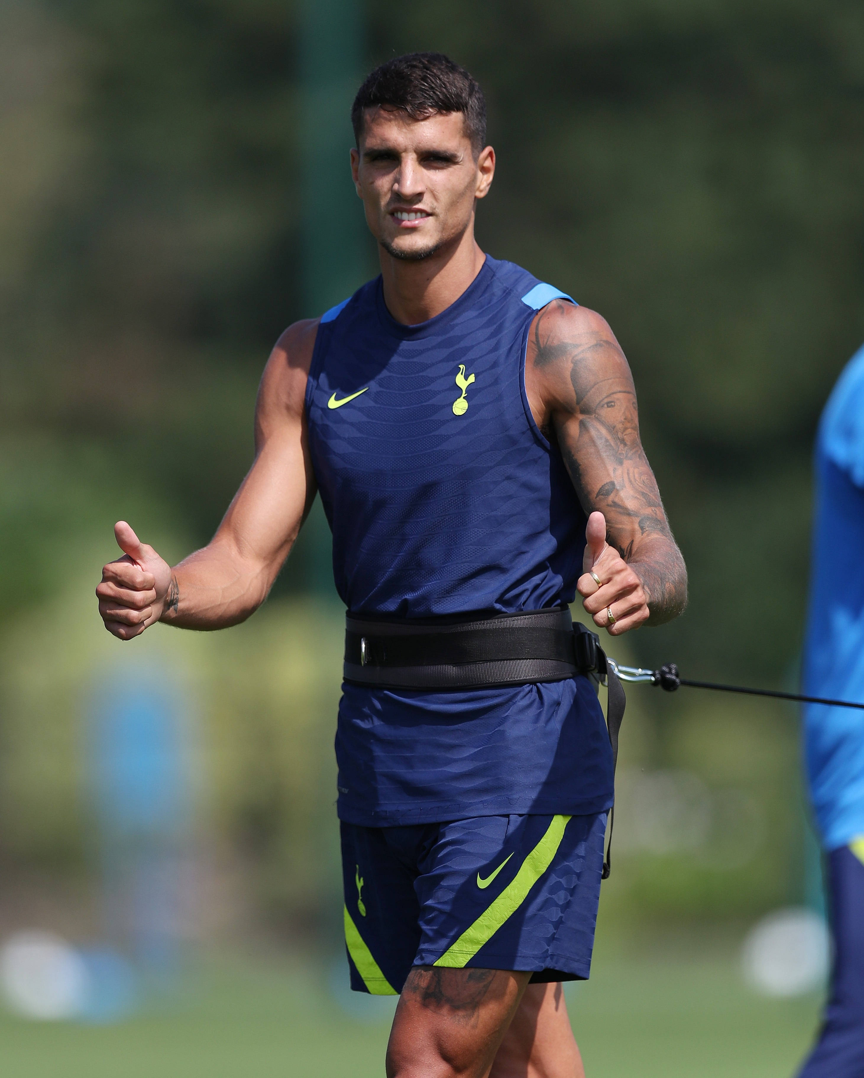 Erik Lamela, blue training gear, sunny outdoor session, 2K Phone Wallpaper
