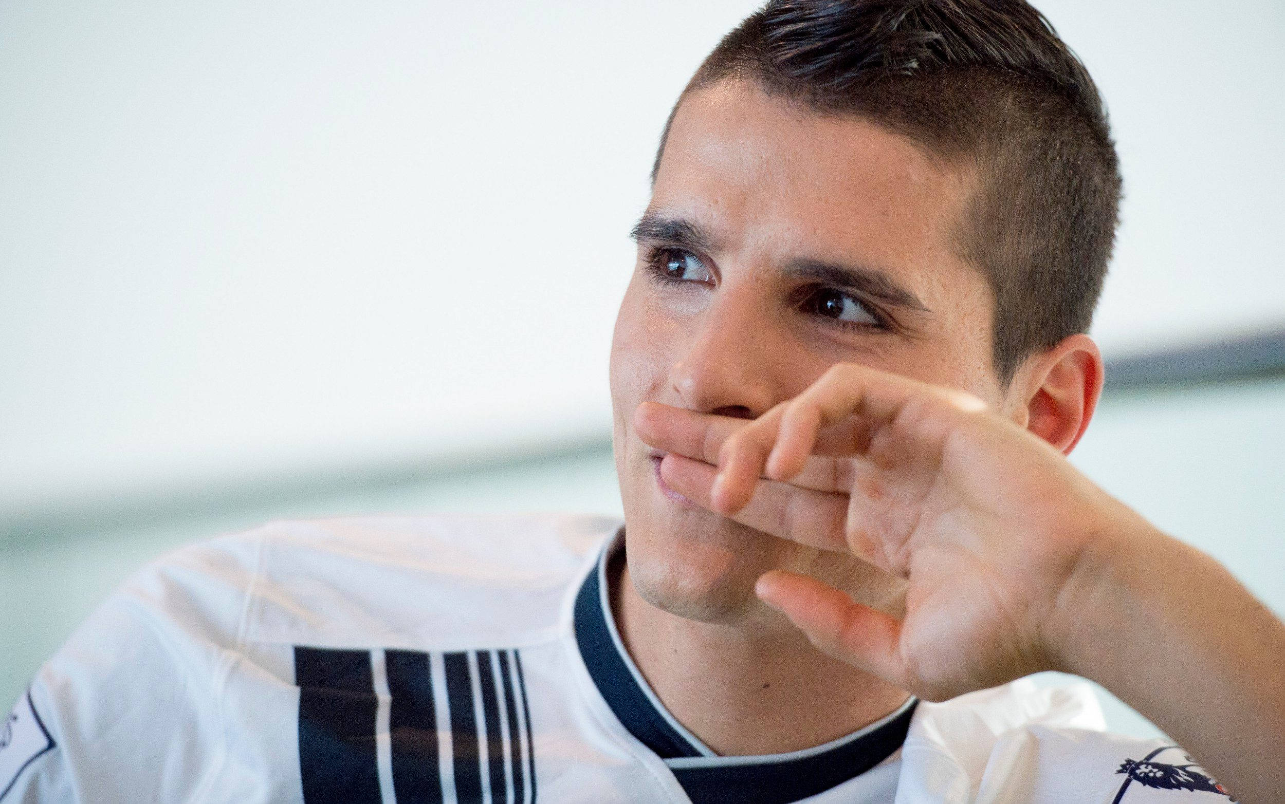 Erik Lamela, white sports jersey, hand over his lips, Full HD Desktop Wallpaper